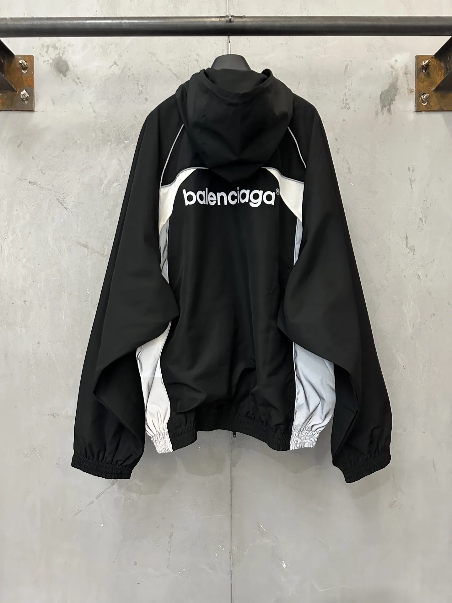 Color-Block Hooded Windbreaker Jacket D37018936 — view 2