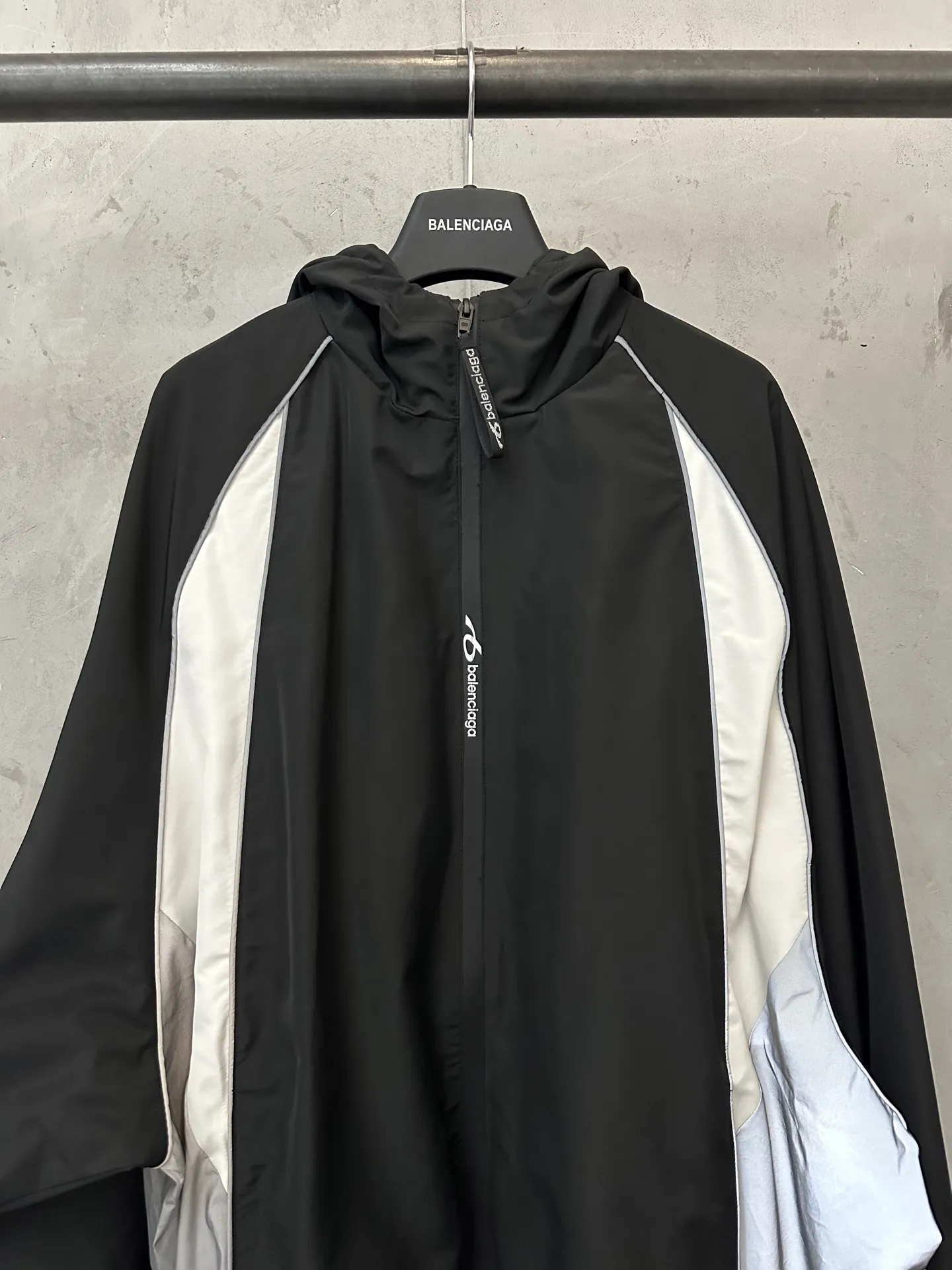 Color-Block Hooded Windbreaker Jacket D37018936 — view 3