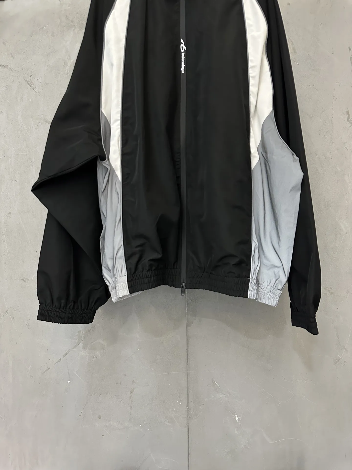 Color-Block Hooded Windbreaker Jacket D37018936 — view 4