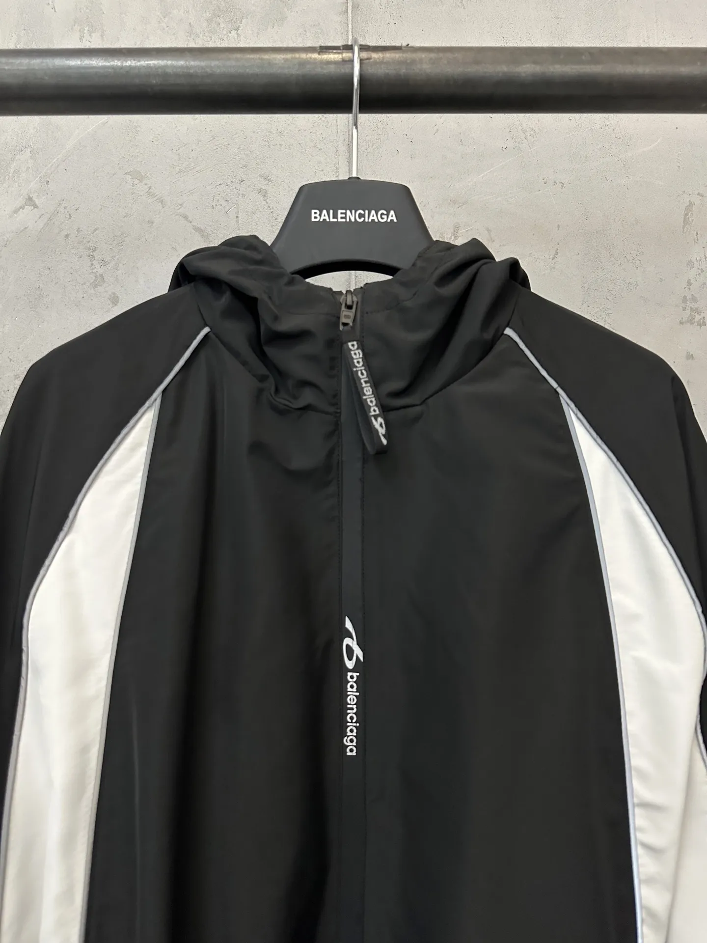 Color-Block Hooded Windbreaker Jacket D37018936 — view 5
