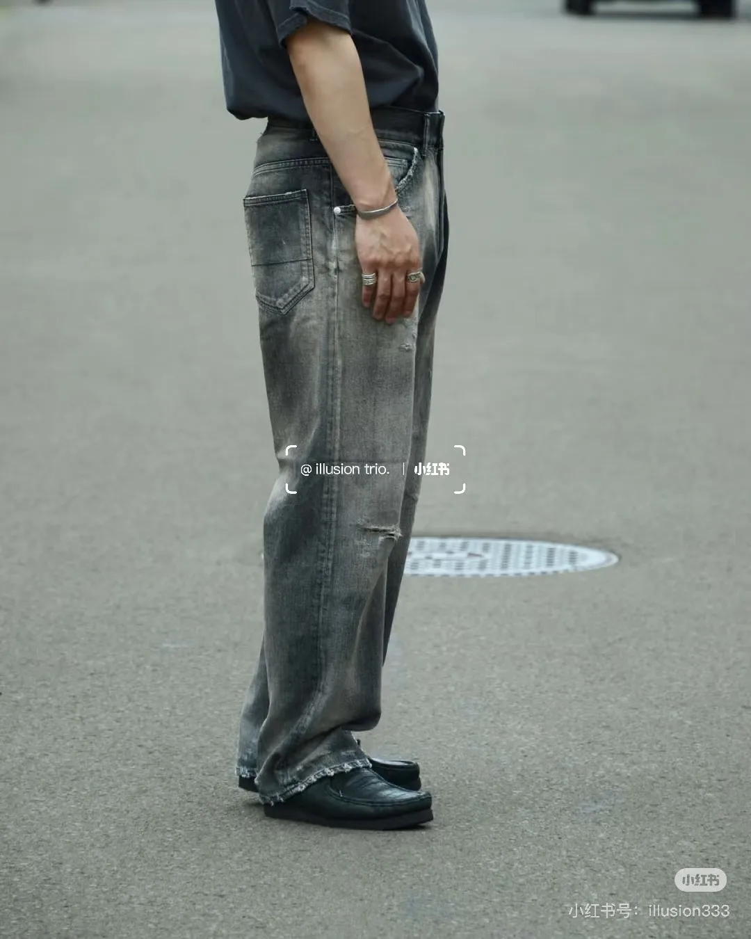 Distressed Tapered Selvedge Denim Jeans D22518624 — view 2