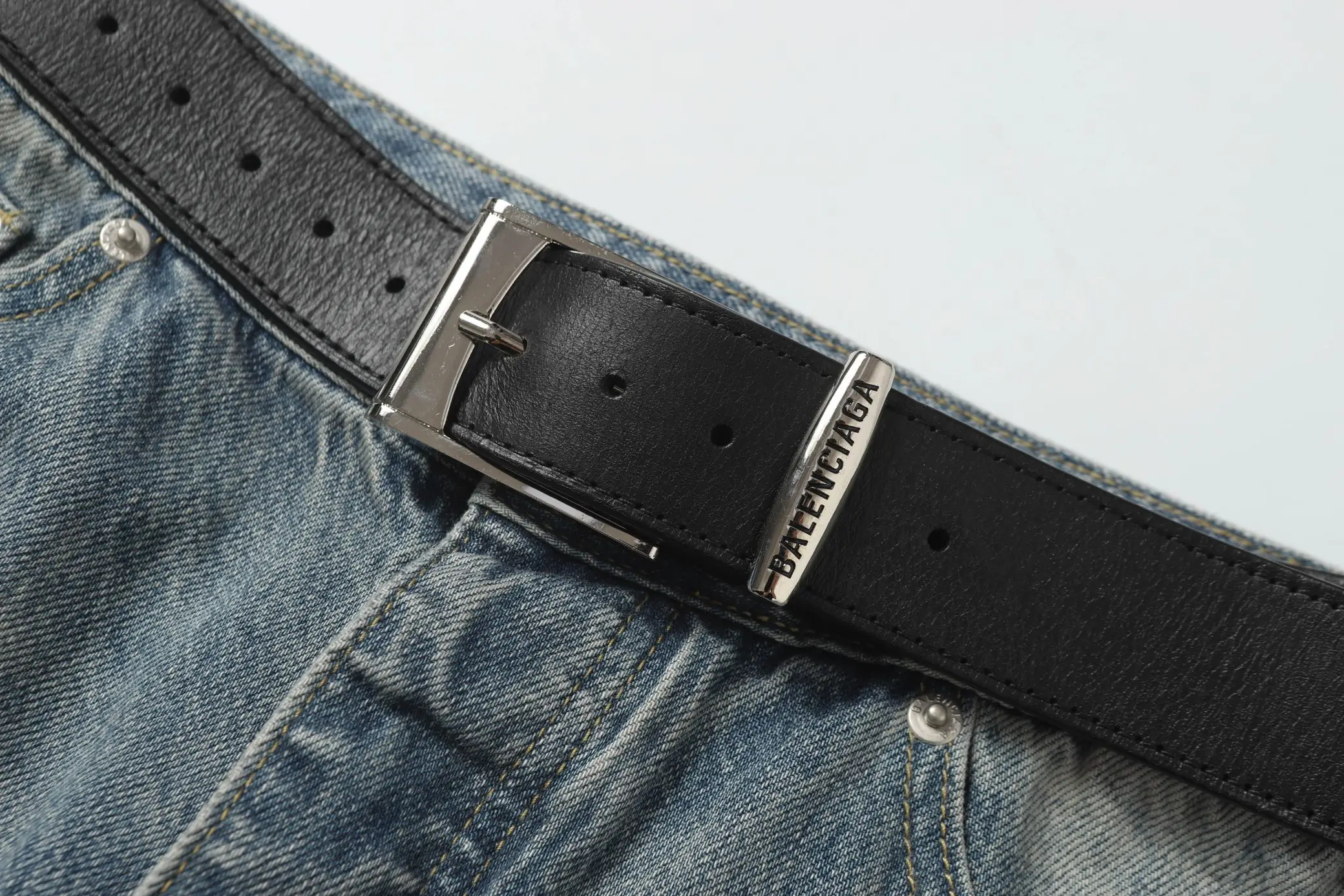 Distressed Straight-Leg Jeans with Integrated Leather Belt D27018716 — view 16