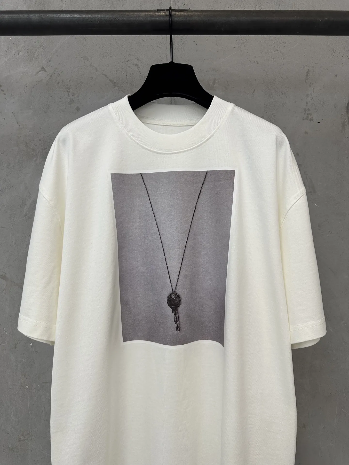 Key Graphic Print Heavyweight Cotton T-Shirt D18011352 — view 3
