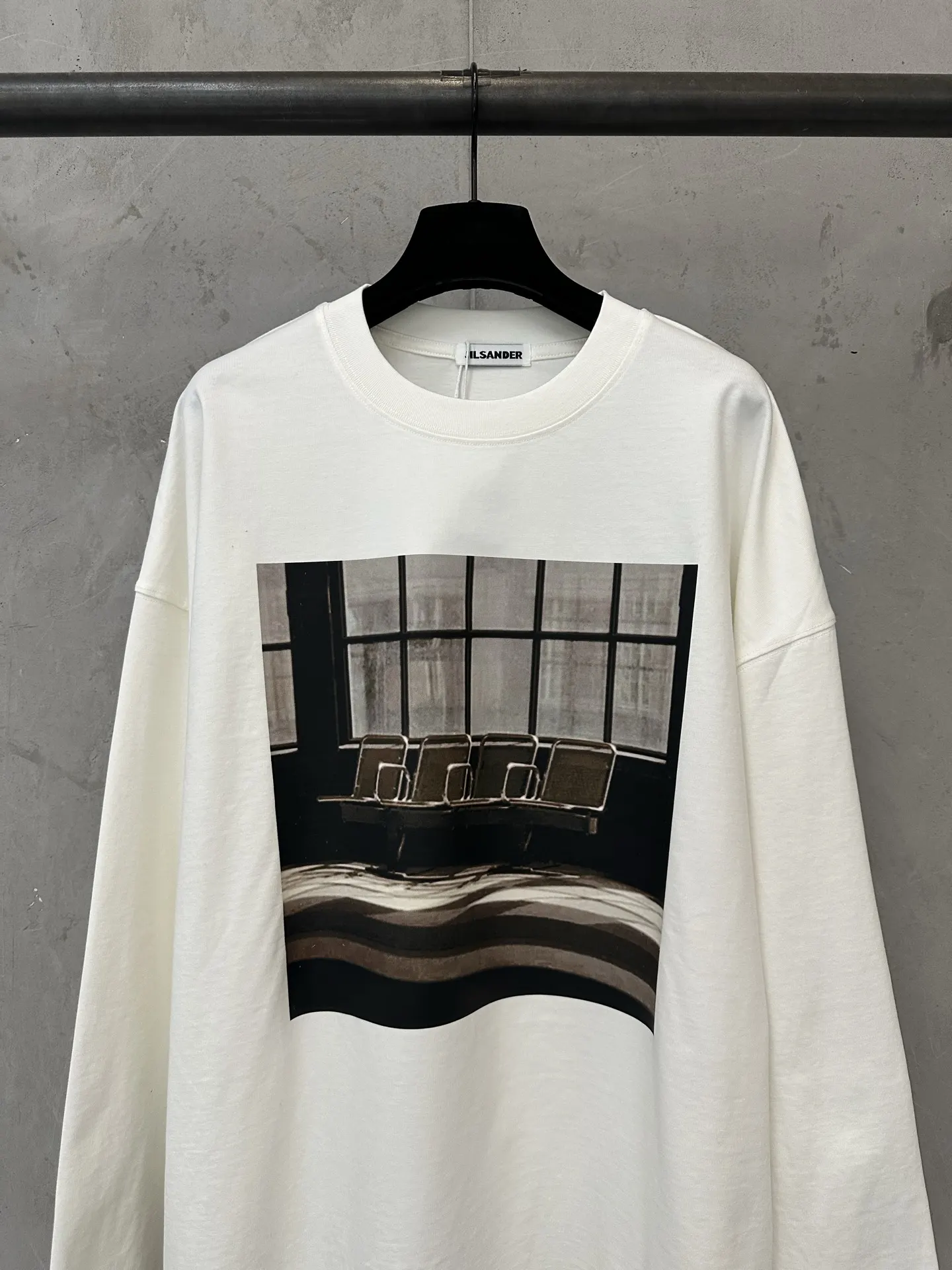 Waiting Room Graphic Long-Sleeve T-Shirt D23023093 — view 3