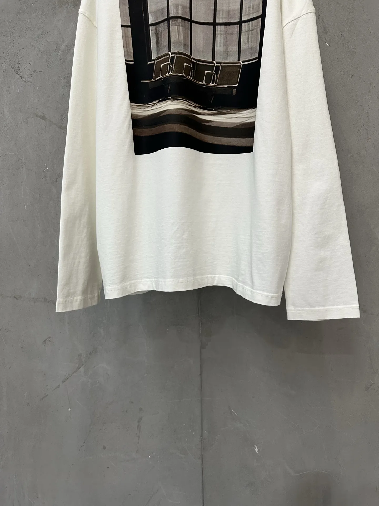 Waiting Room Graphic Long-Sleeve T-Shirt D23023093 — view 4