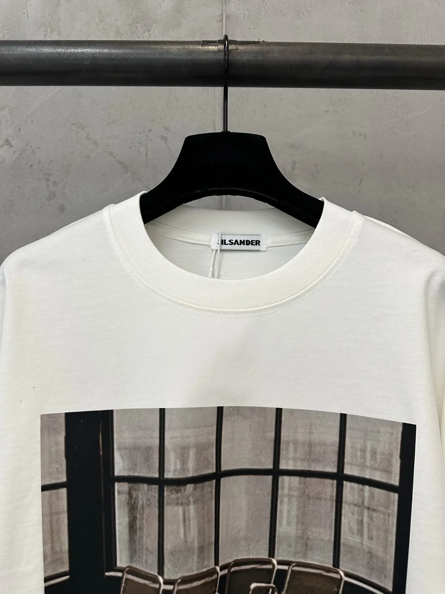 Waiting Room Graphic Long-Sleeve T-Shirt D23023093 — view 5