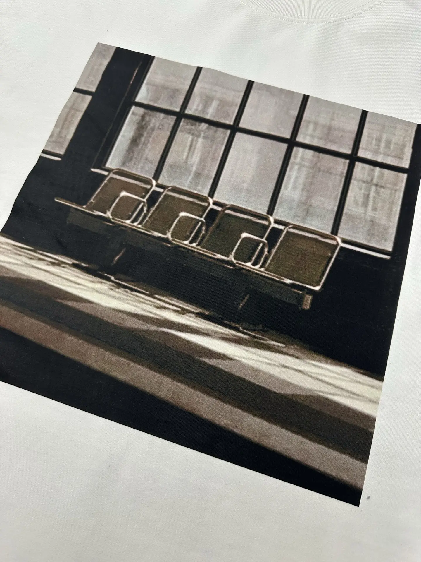 Waiting Room Graphic Long-Sleeve T-Shirt D23023093 — view 7