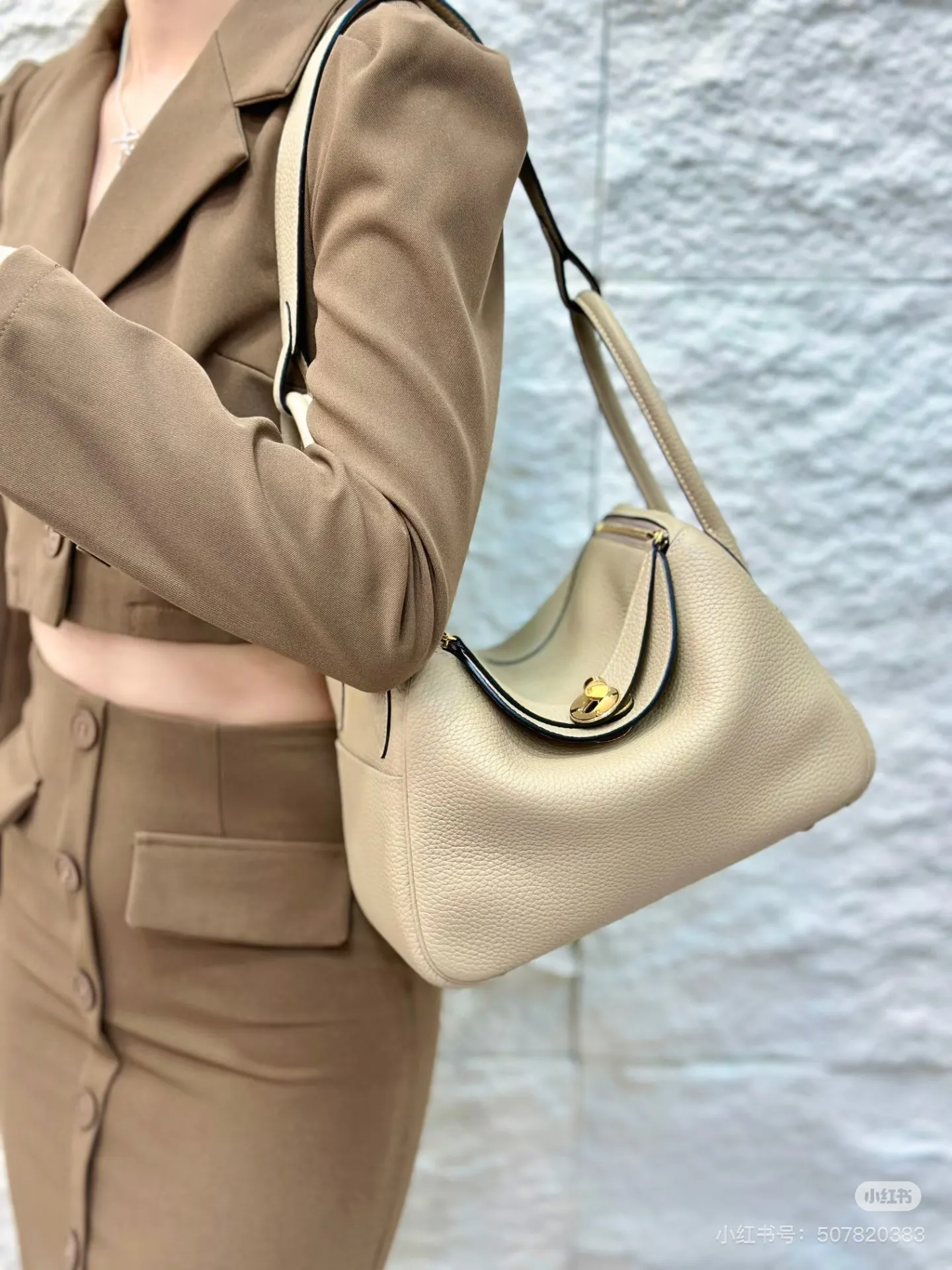 Lindy 26 Grained Leather Top-Handle Bag D43017816
