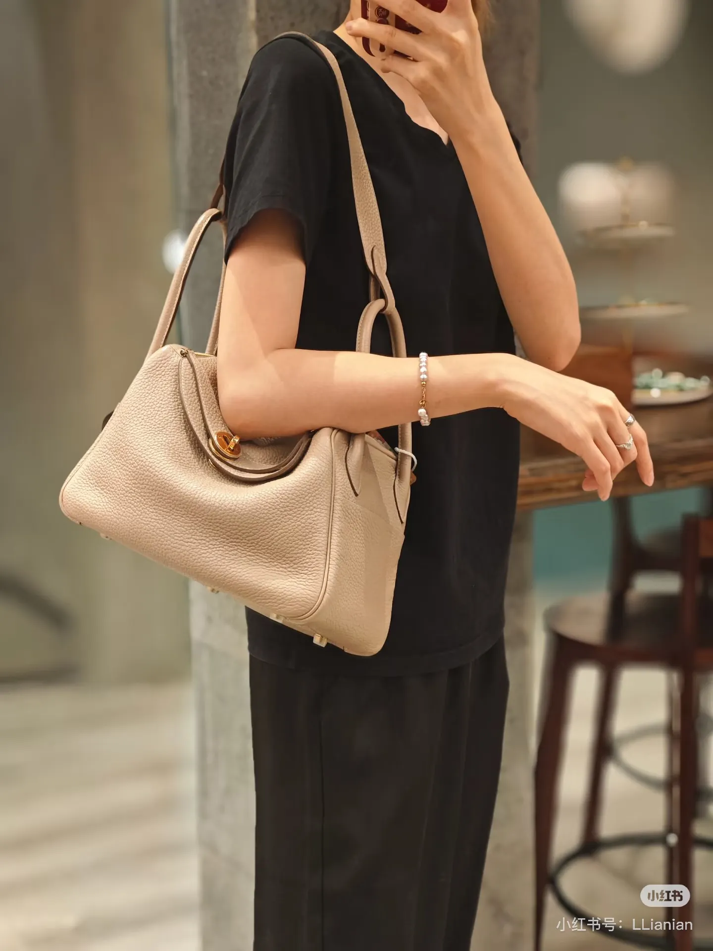Lindy 26 Grained Leather Top-Handle Bag D43017816 — view 2