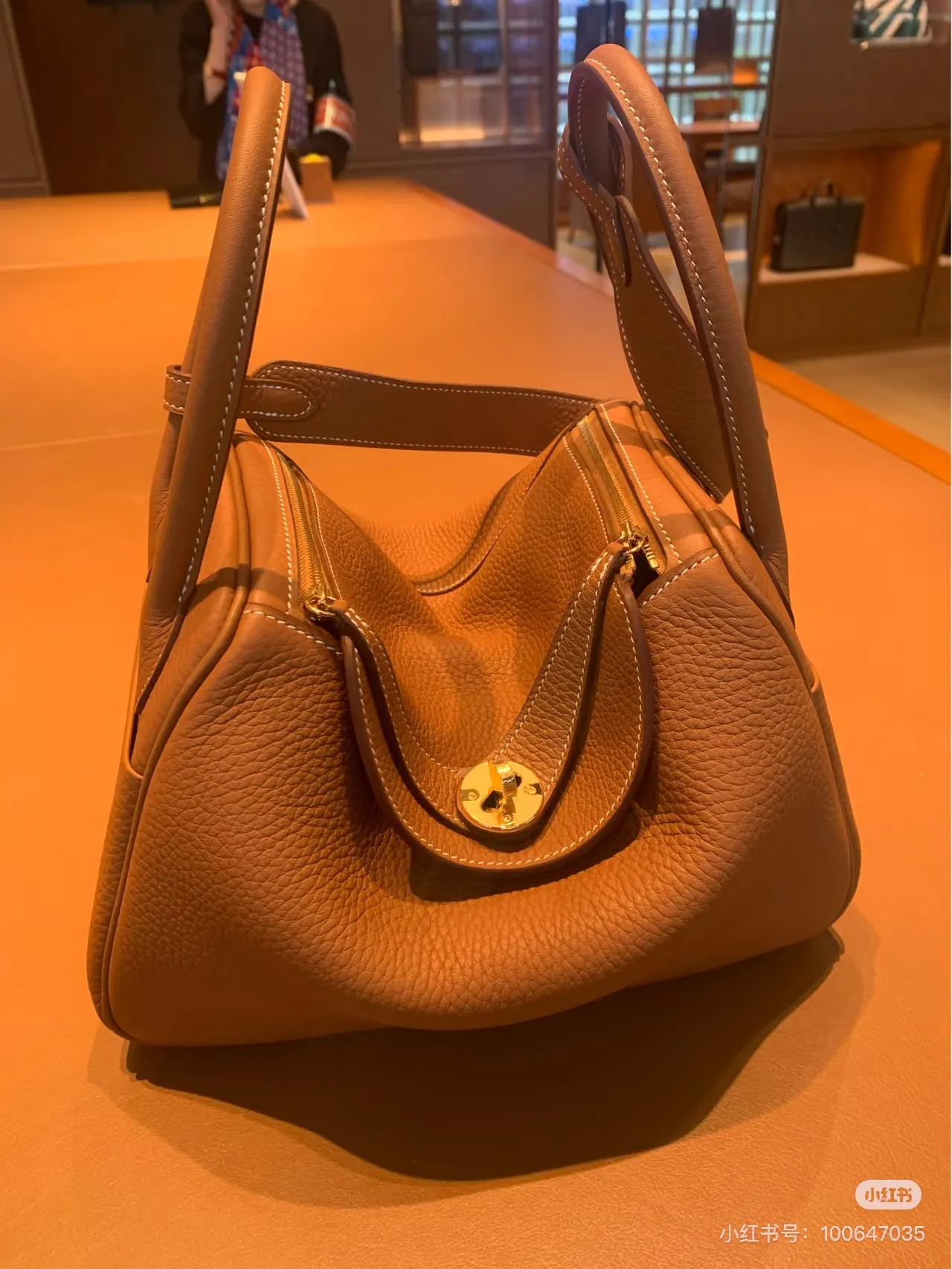 Lindy 26 Grained Leather Top-Handle Bag D43017816 — view 3