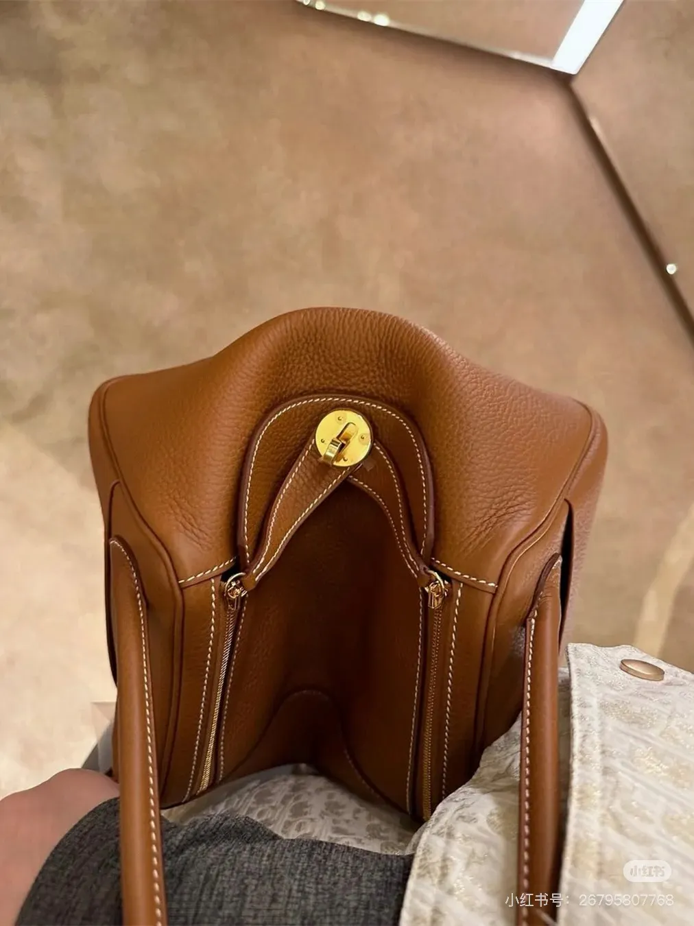 Lindy 26 Grained Leather Top-Handle Bag D43017816 — view 4
