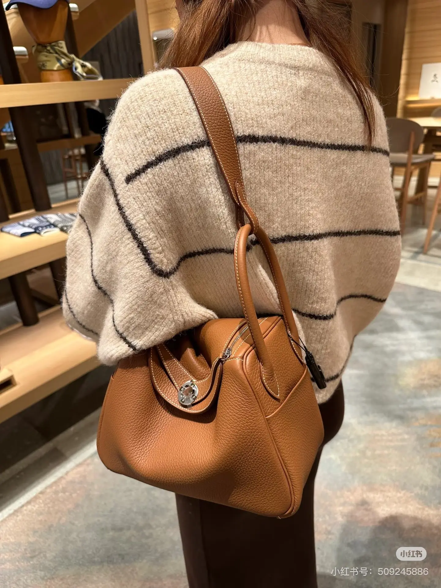 Lindy 26 Grained Leather Top-Handle Bag D43017816 — view 5