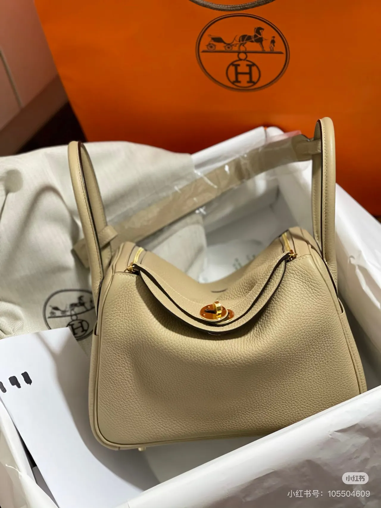Lindy 26 Grained Leather Top-Handle Bag D43017816 — view 6