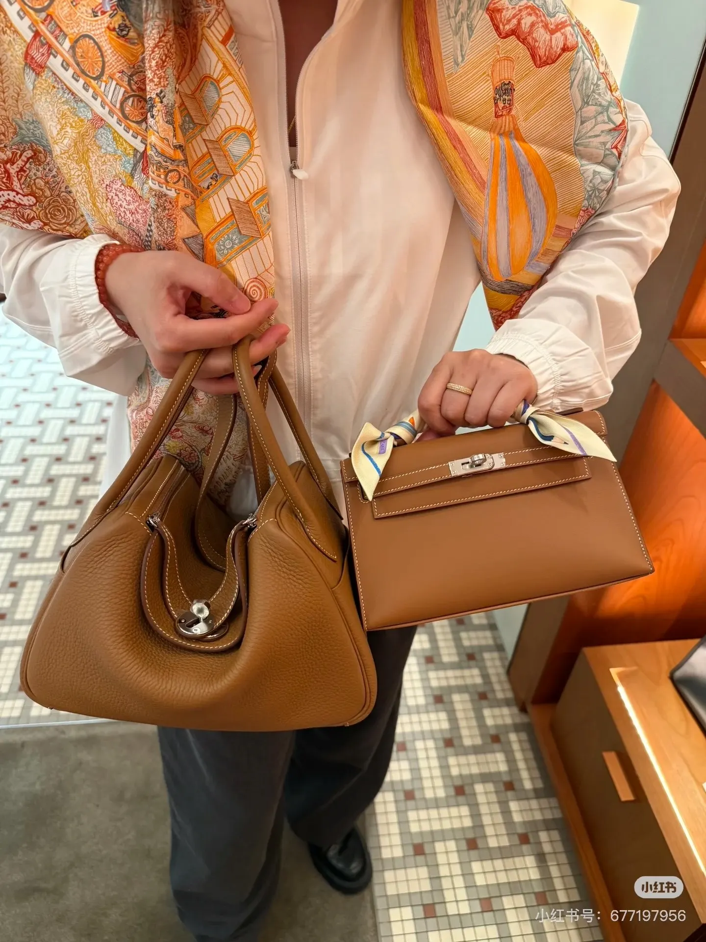 Lindy 26 Grained Leather Top-Handle Bag D43017816 — view 7