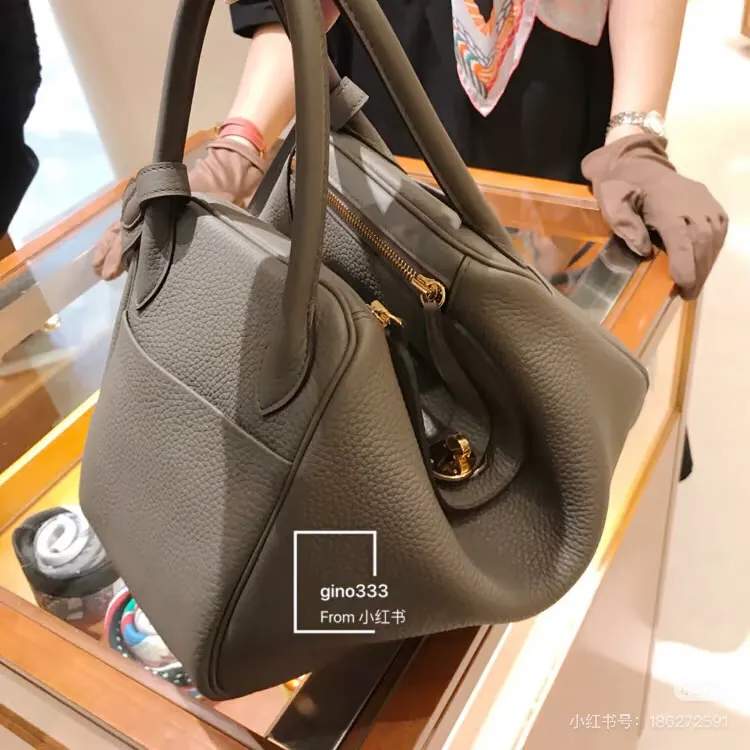 Lindy 26 Grained Leather Top-Handle Bag D43017816 — view 8