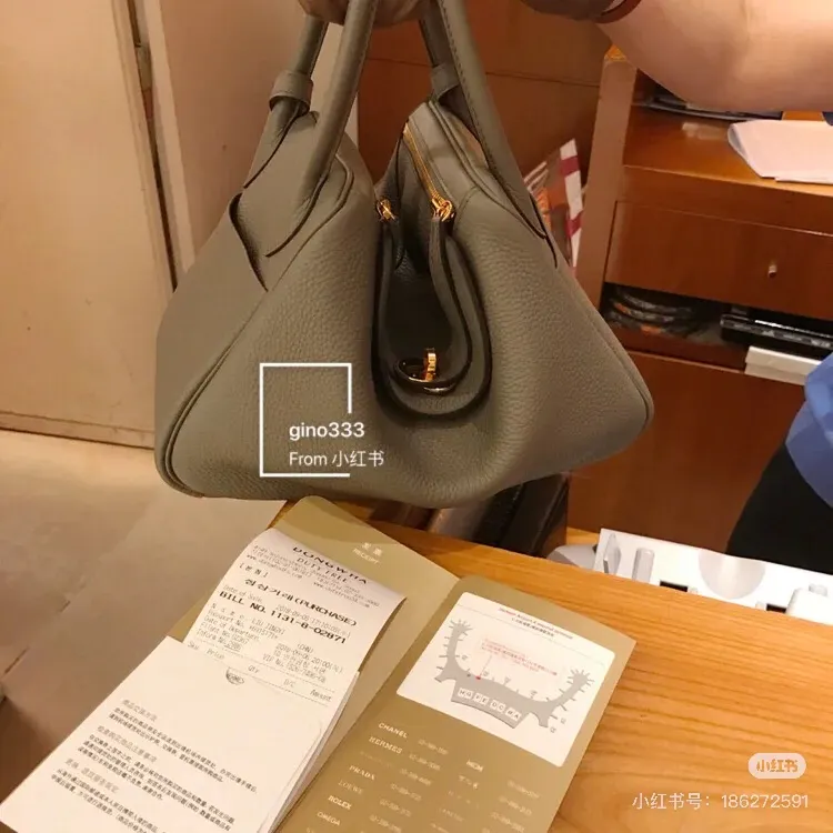 Lindy 26 Grained Leather Top-Handle Bag D43017816 — view 9