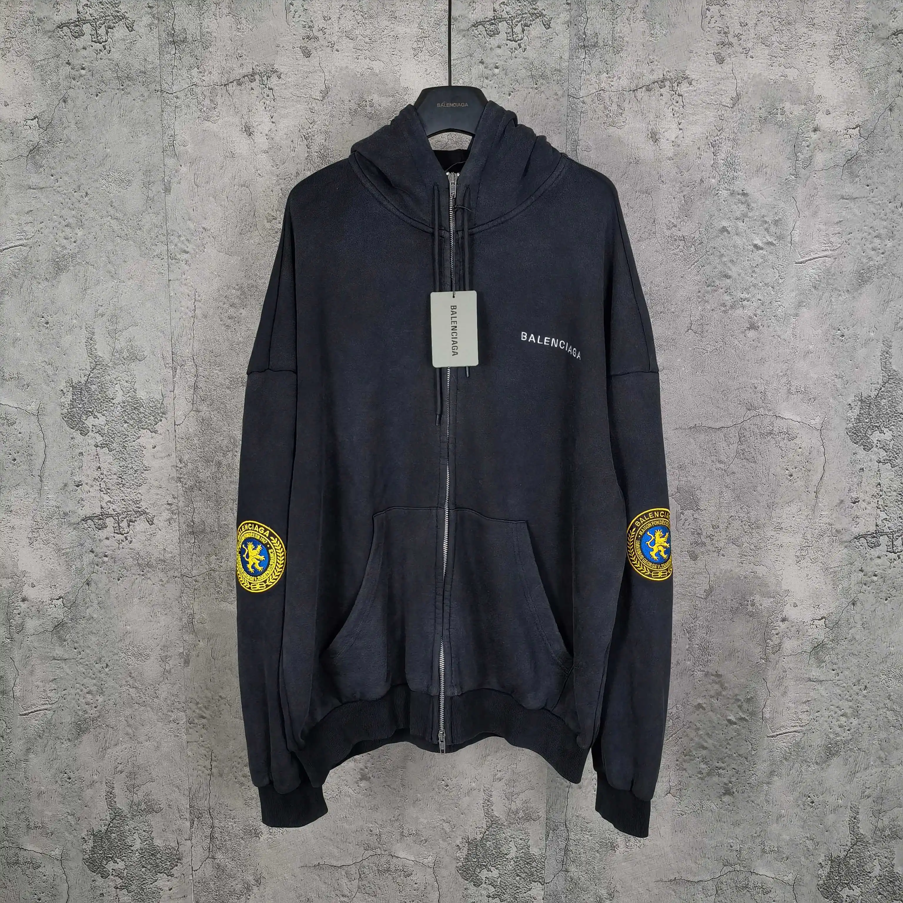 Oversized Embroidered Zip-Up Hoodie D24023164
