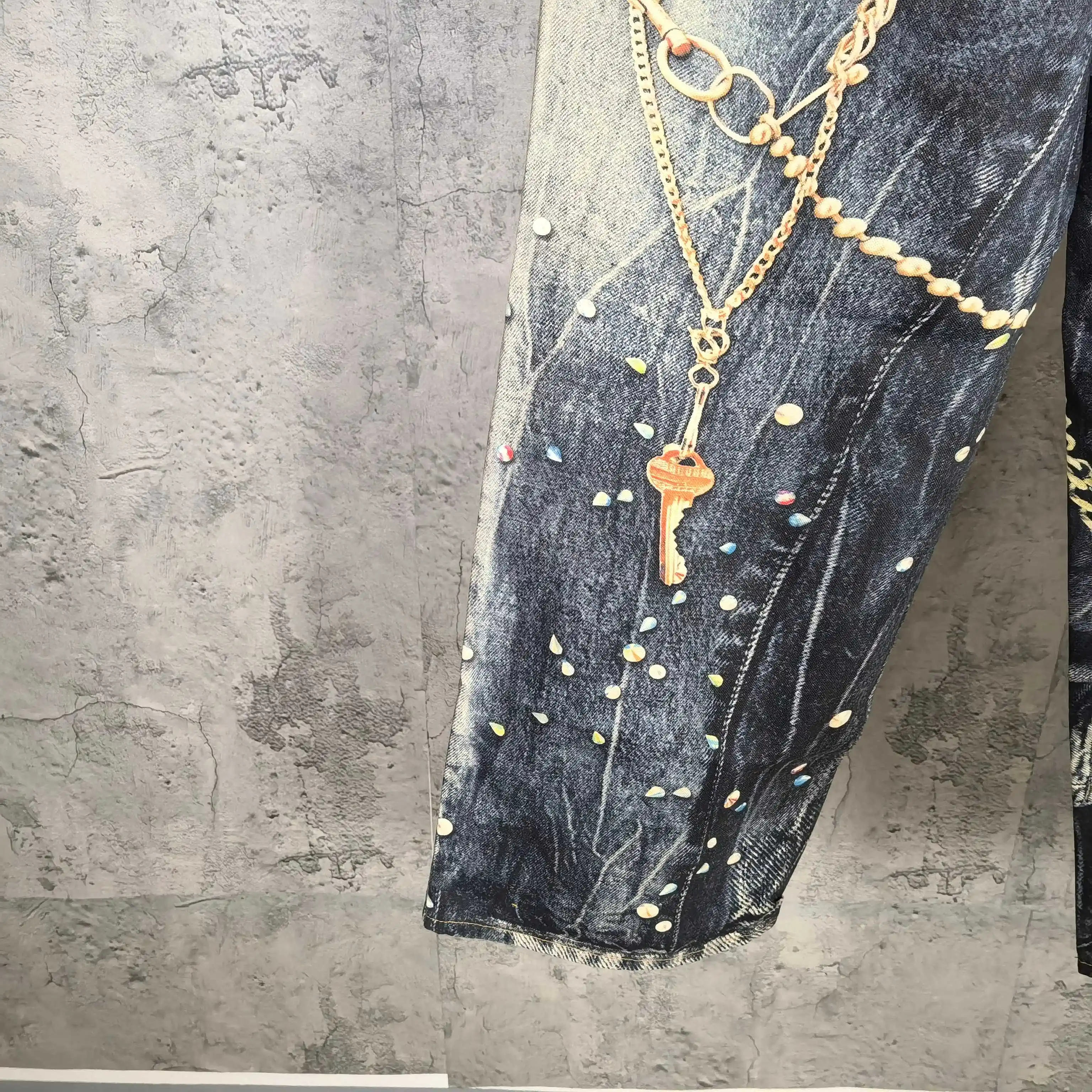 Trompe L'oeil Chain Print Wide-Leg Jeans D26023243 — view 14
