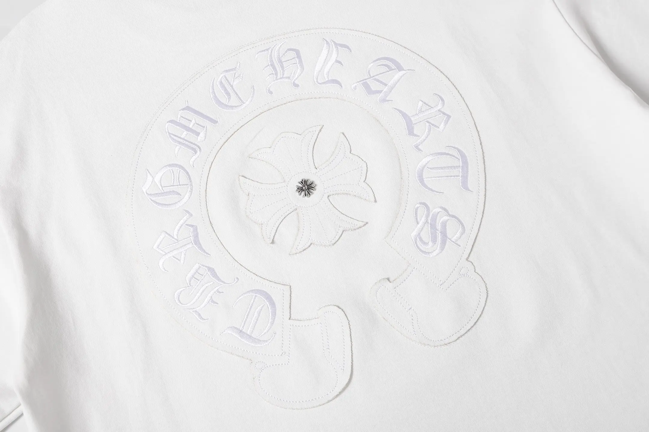 Horseshoe Appliqué Embroidered T-Shirt D10013704 — view 9