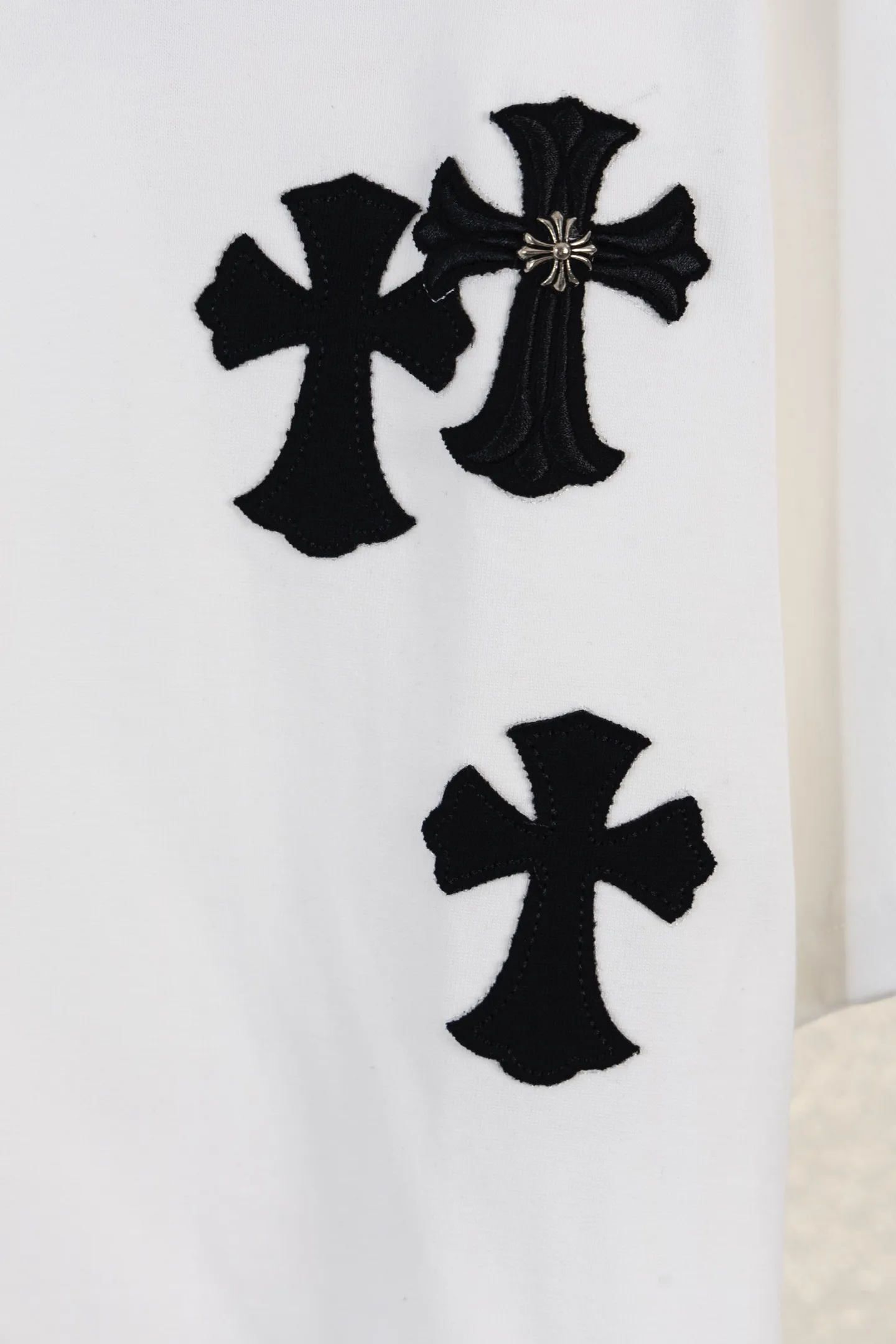 Cross Patch Leather Appliqué T-Shirt D12812206 — view 4