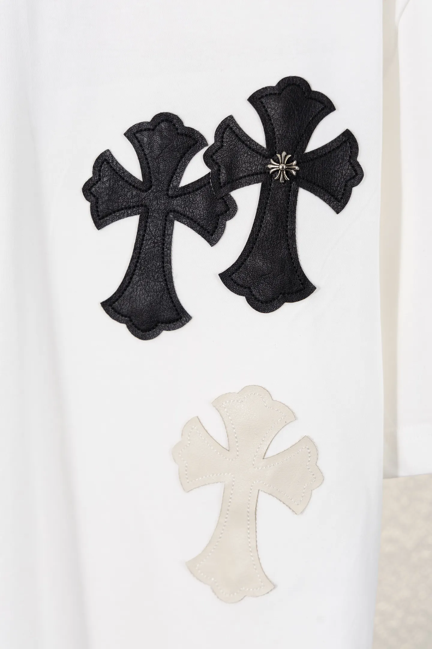 Cross Patch Embroidered Cotton T-Shirt D13311152 — view 4