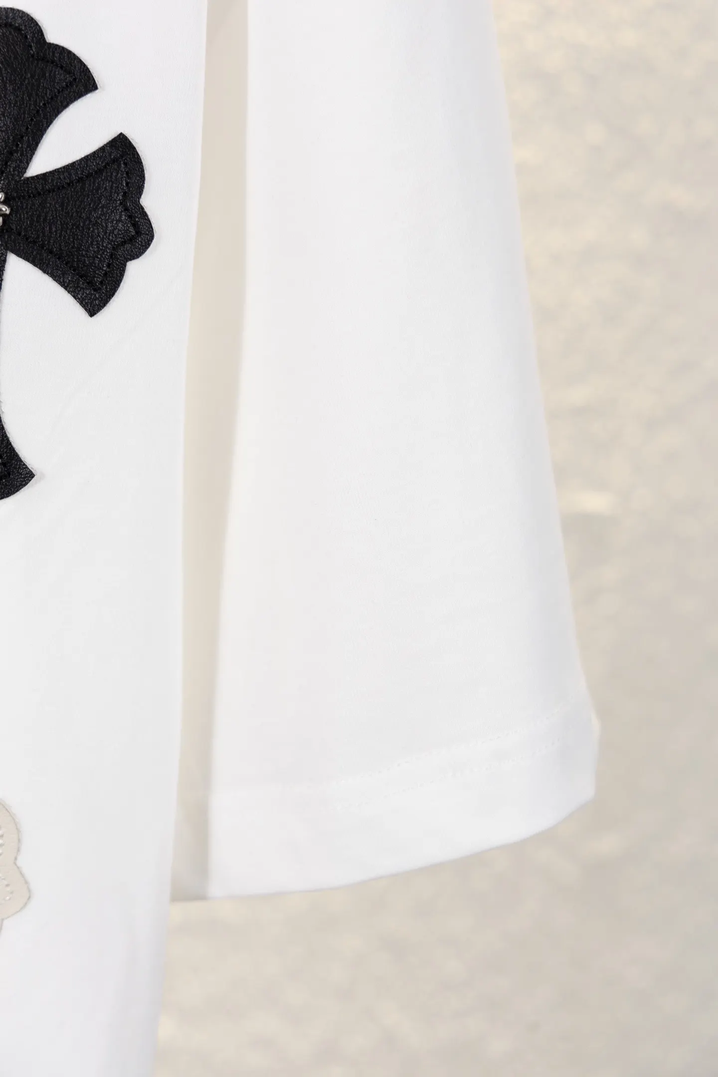 Cross Patch Embroidered Cotton T-Shirt D13311152 — view 9