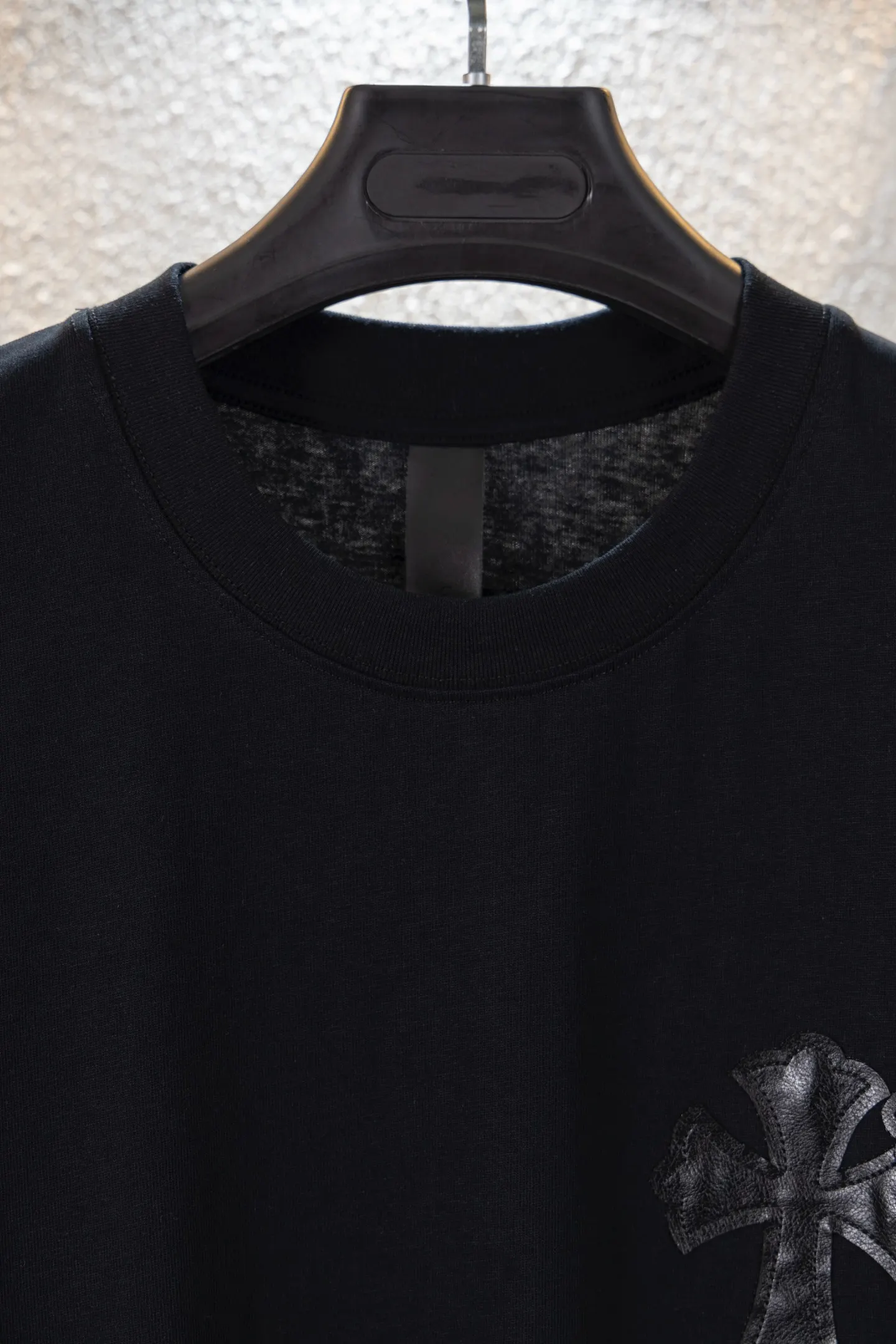 Leather Cross Patch Embroidered T-Shirt D13312200 — view 3
