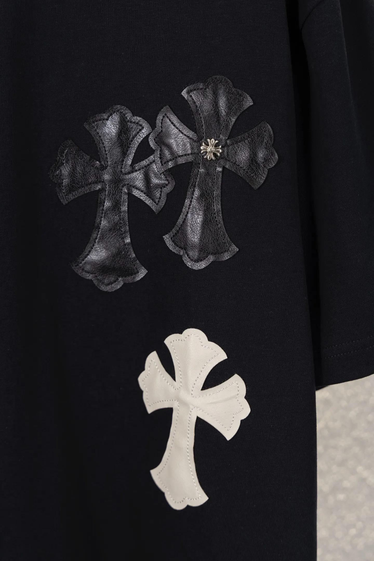 Leather Cross Patch Embroidered T-Shirt D13312200 — view 4