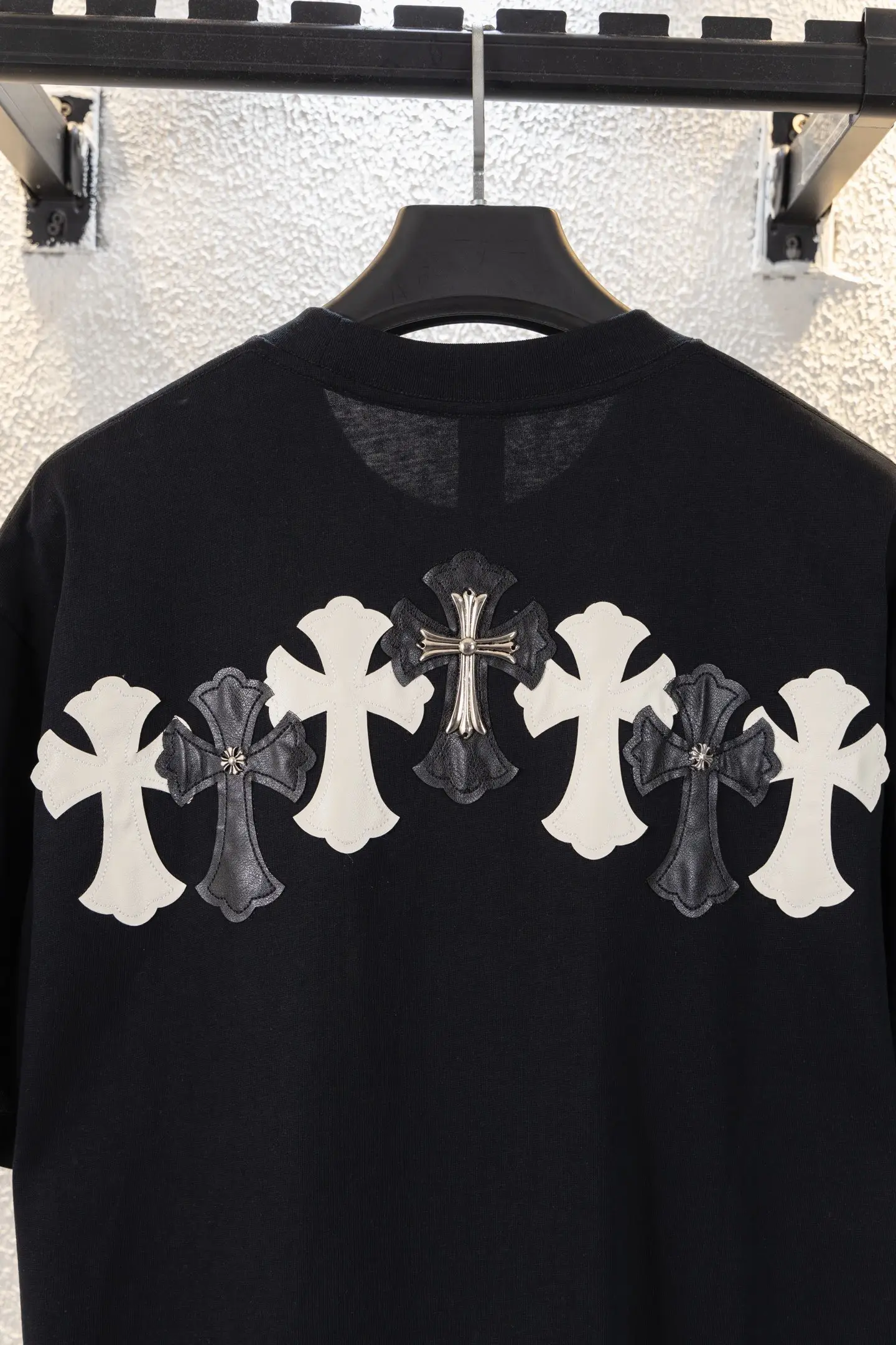 Leather Cross Patch Embroidered T-Shirt D13311153 — view 5