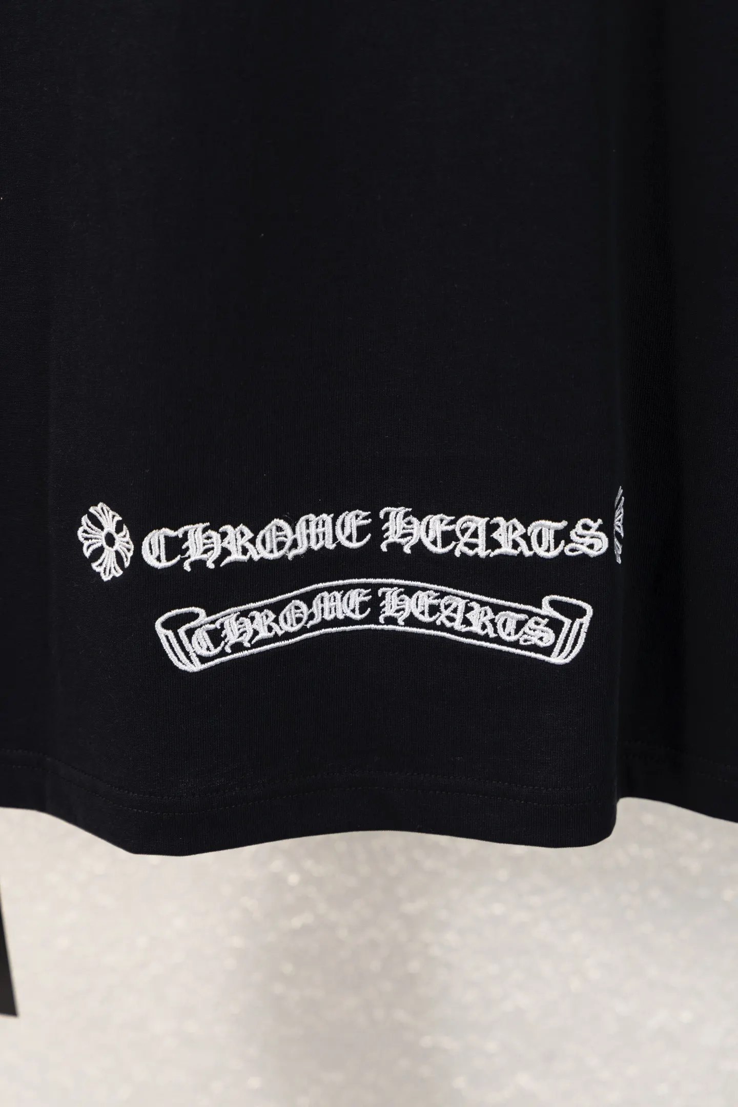 Leather Cross Patch Embroidered T-Shirt D13311153 — view 9