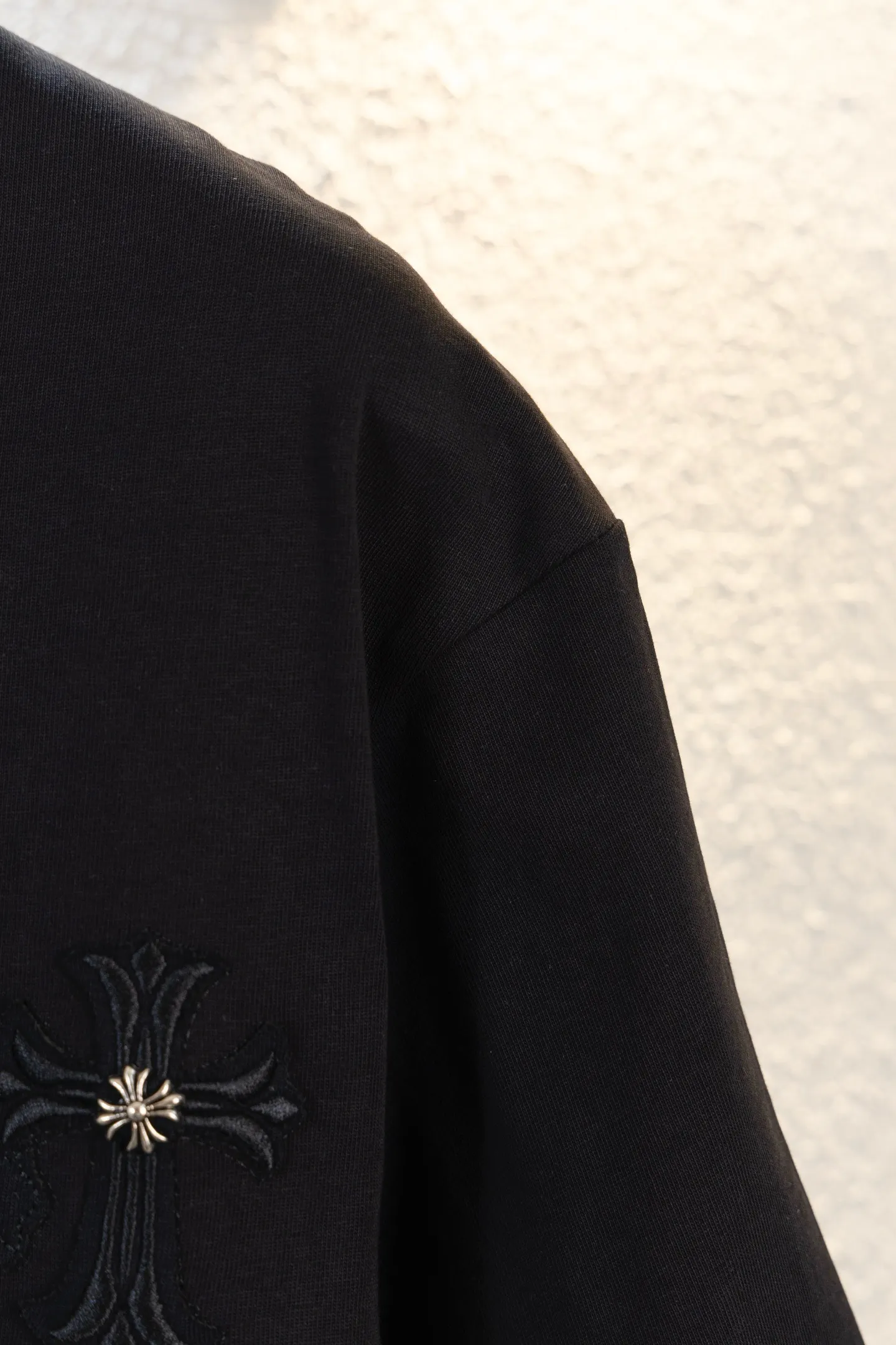 Leather Patch Cross Crew-Neck T-Shirt D14511140 — view 9