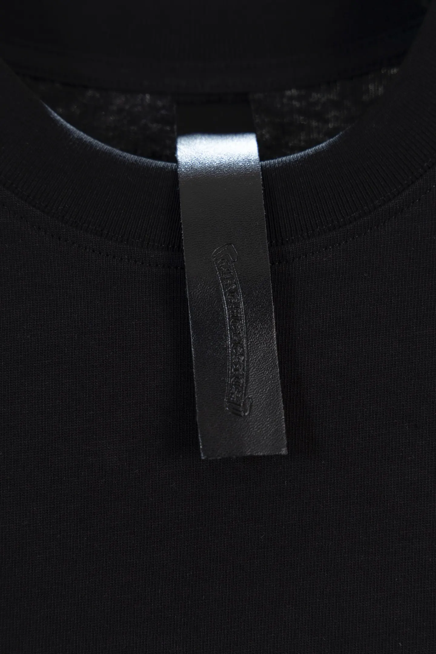 Leather Patch Cross Crew-Neck T-Shirt D14511140 — view 10