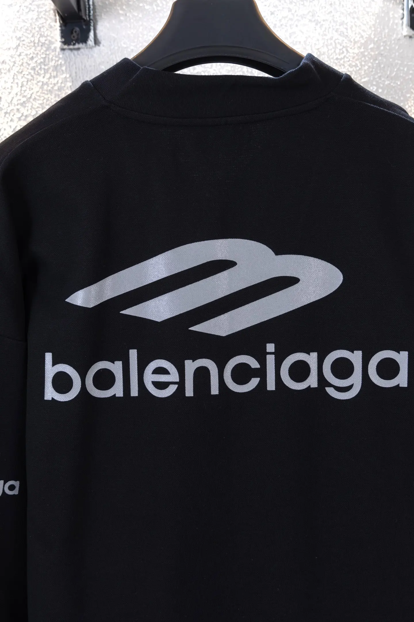 Skiwear Logo-Print V-Neck Long-Sleeve T-Shirt D14812253 — view 5
