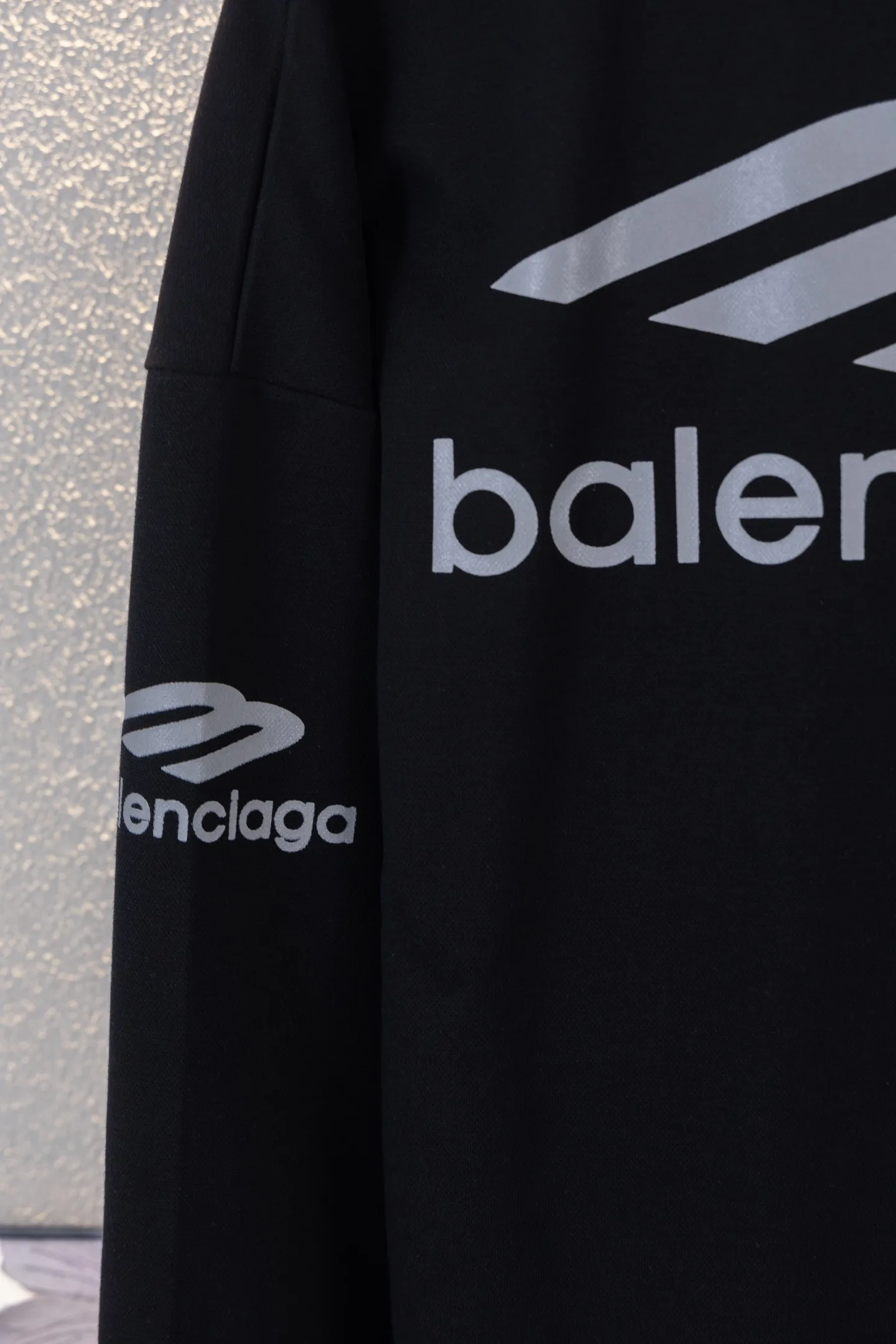 Skiwear Logo-Print V-Neck Long-Sleeve T-Shirt D14812253 — view 6