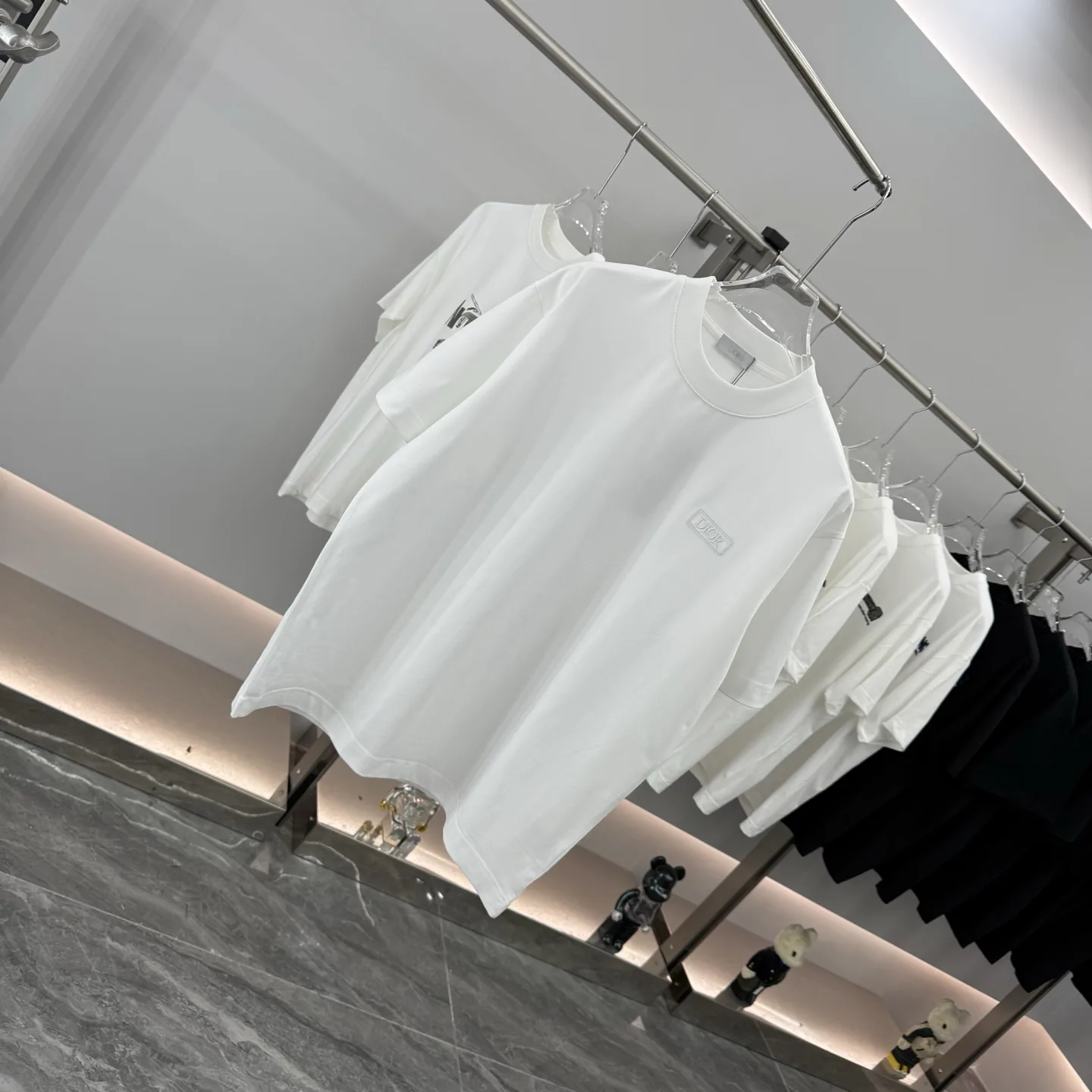 Logo Patch Relaxed Crew-Neck T-Shirt D15013851 — view 2