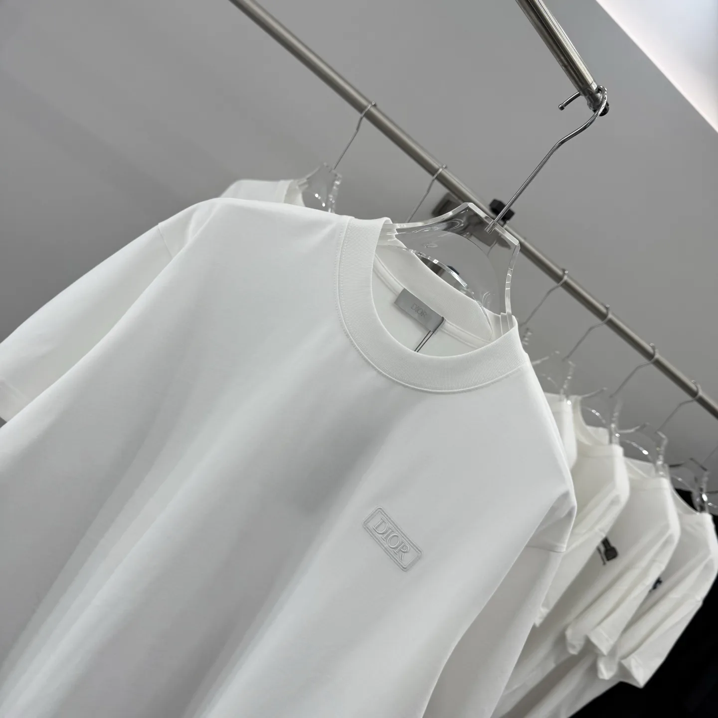 Logo Patch Relaxed Crew-Neck T-Shirt D15013851 — view 3