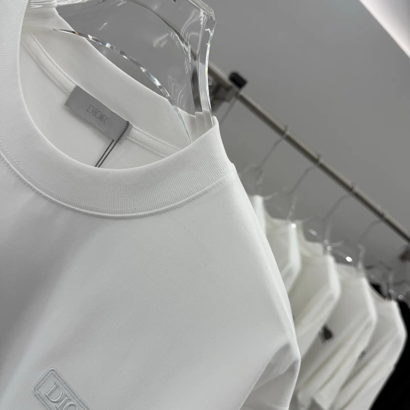 Logo Patch Relaxed Crew-Neck T-Shirt D15013851 — view 4