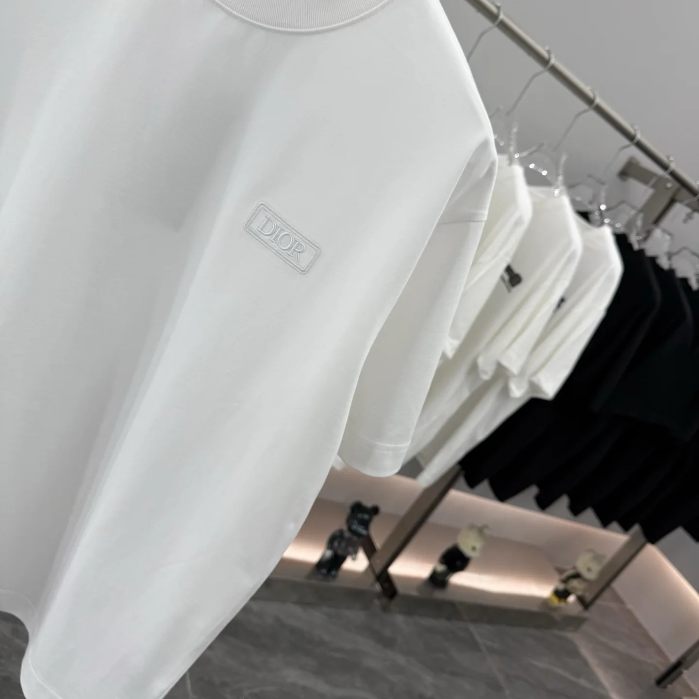 Logo Patch Relaxed Crew-Neck T-Shirt D15013851 — view 5