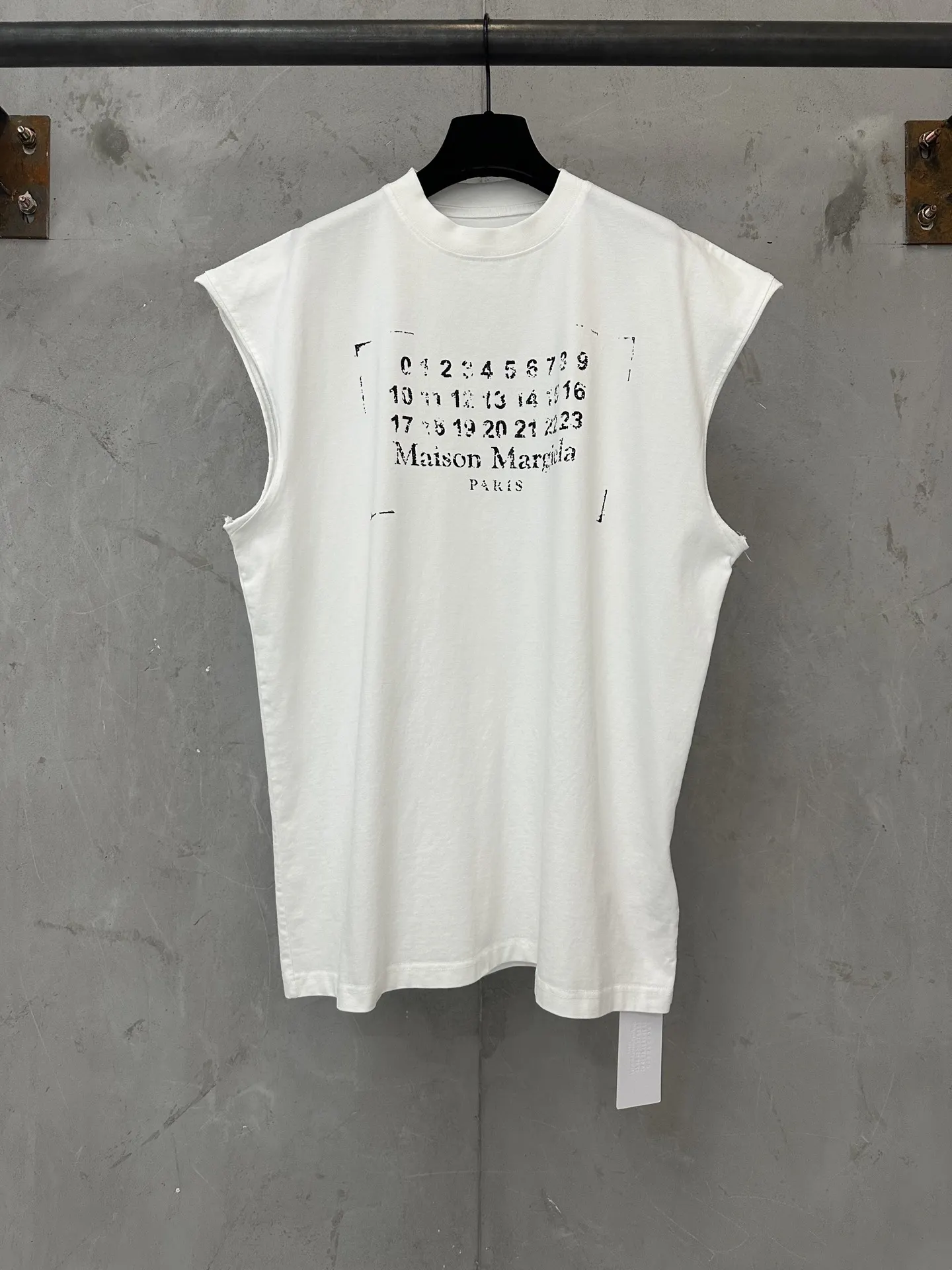Distressed Logo Print Sleeveless T-Shirt D15011333