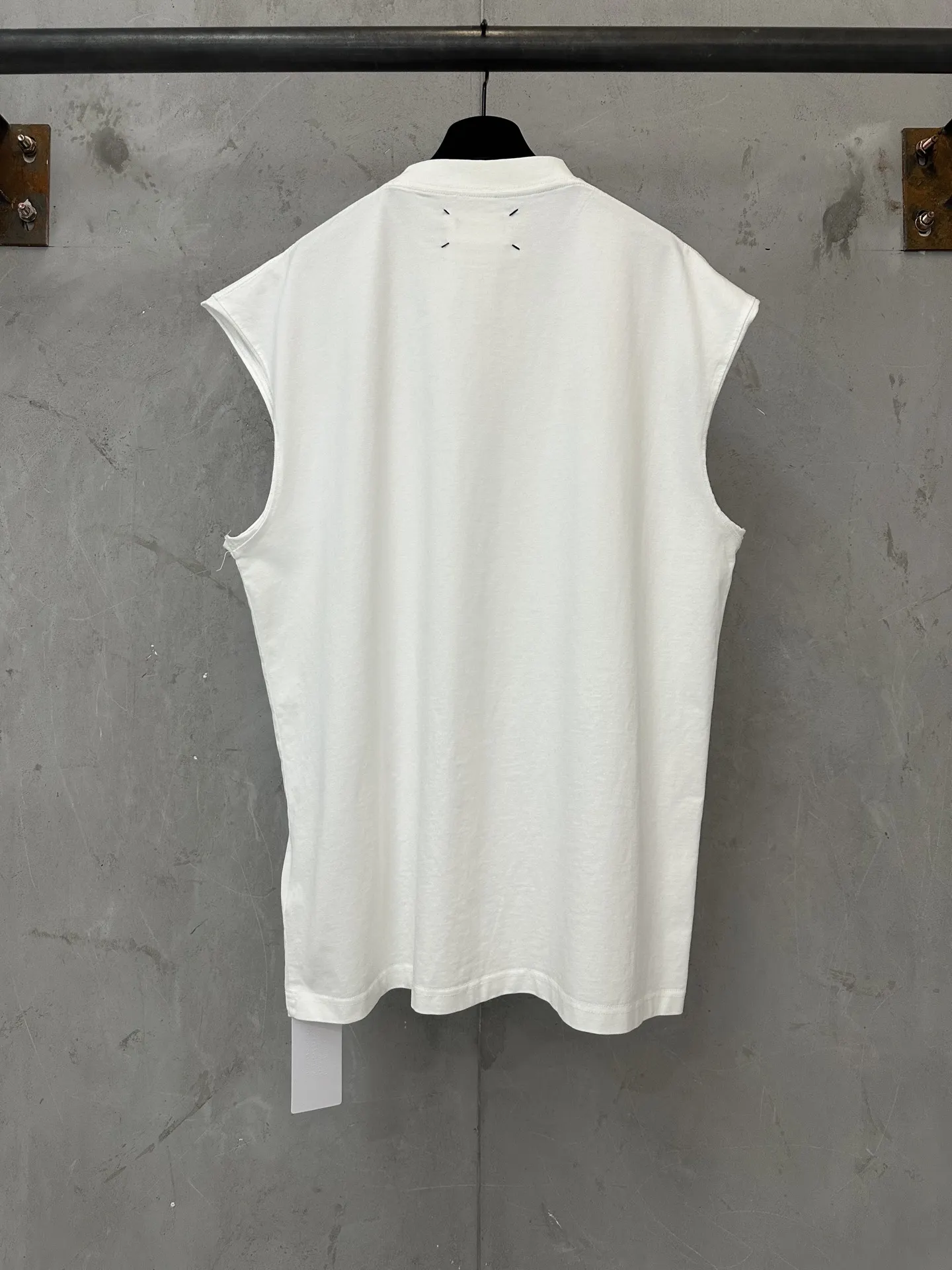 Distressed Logo Print Sleeveless T-Shirt D15011333 — view 2