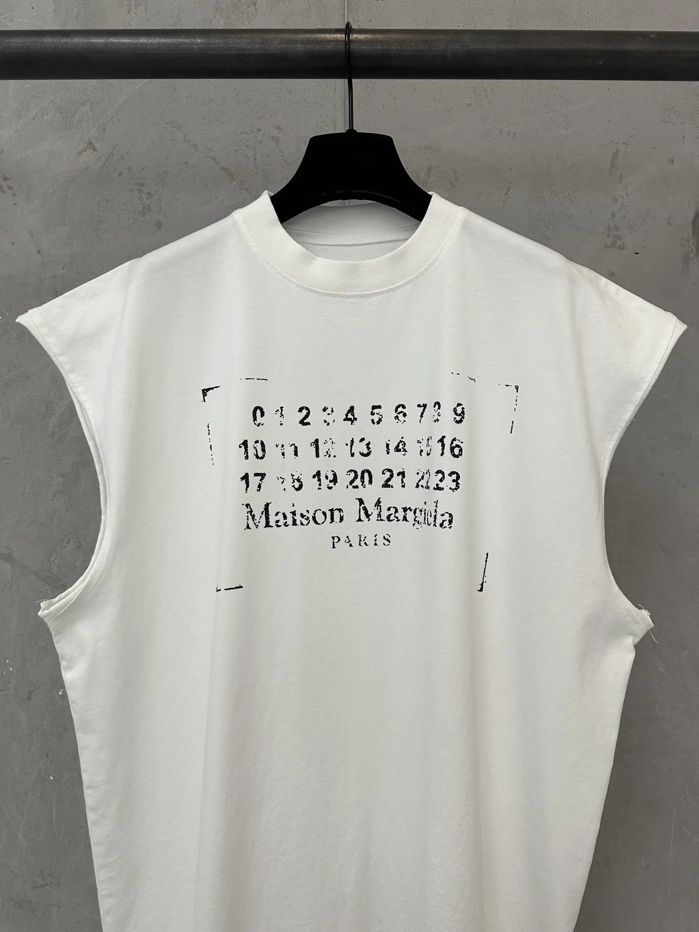 Distressed Logo Print Sleeveless T-Shirt D15011333 — view 3
