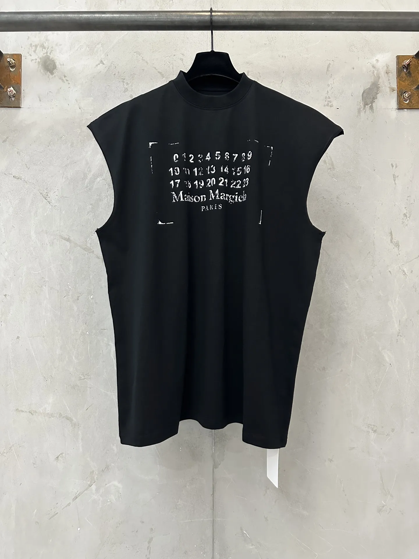 Maison Margiela Distorted Logo Print Sleeveless T-Shirt D16511334