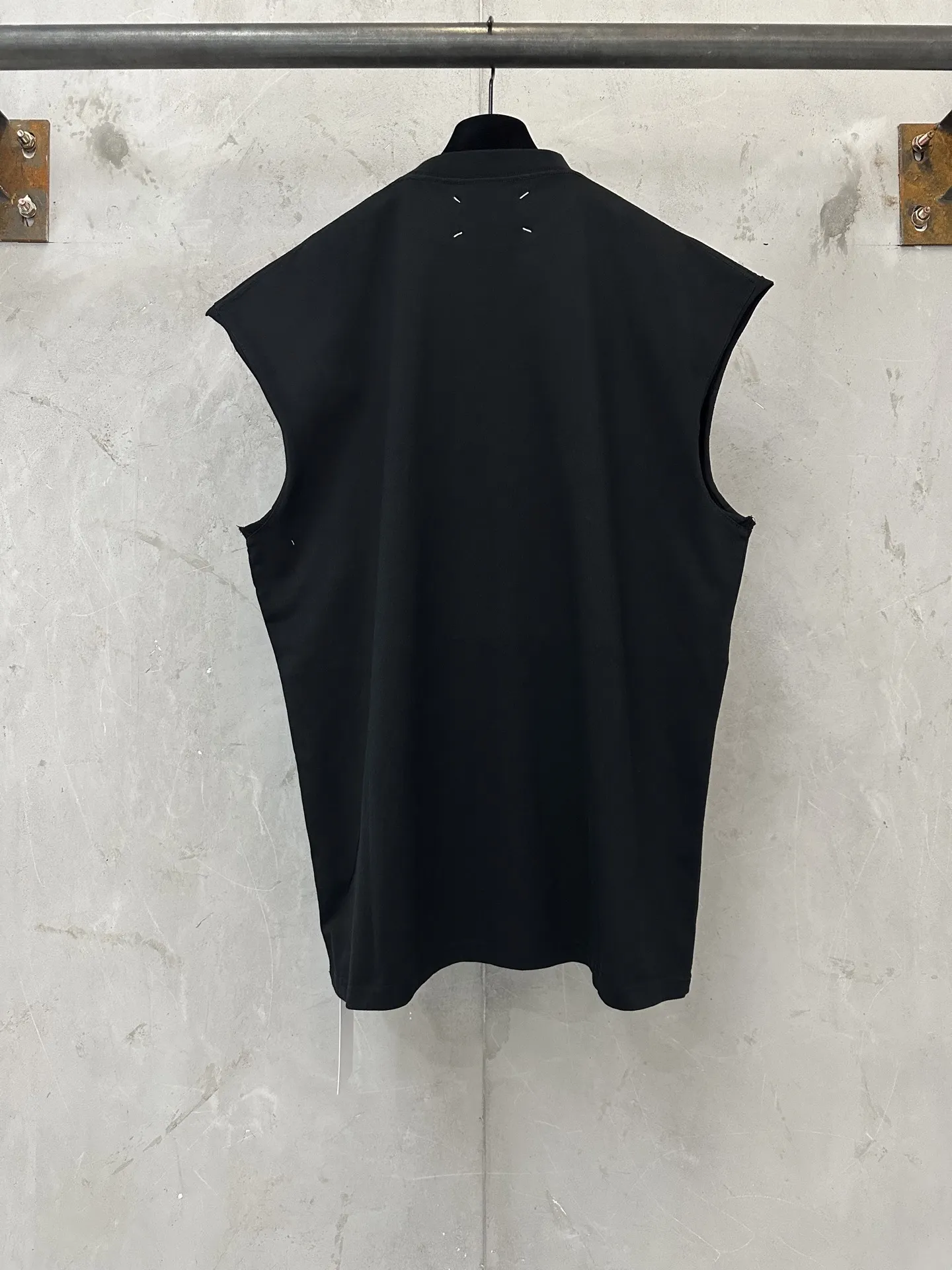 Maison Margiela Distorted Logo Print Sleeveless T-Shirt D16511334 — view 2