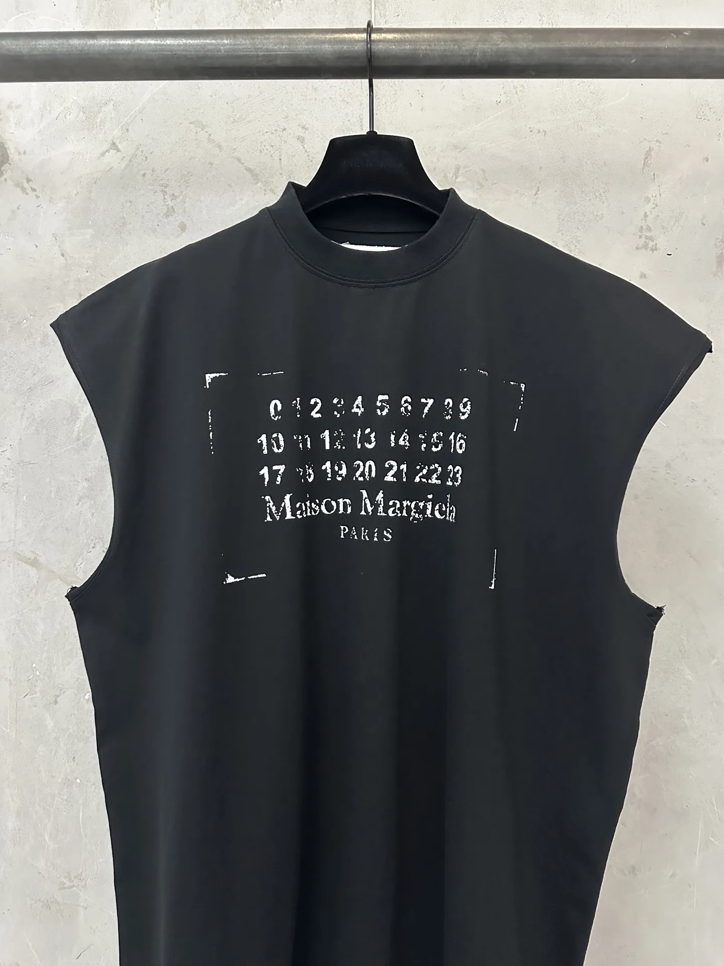 Maison Margiela Distorted Logo Print Sleeveless T-Shirt D16511334 — view 3