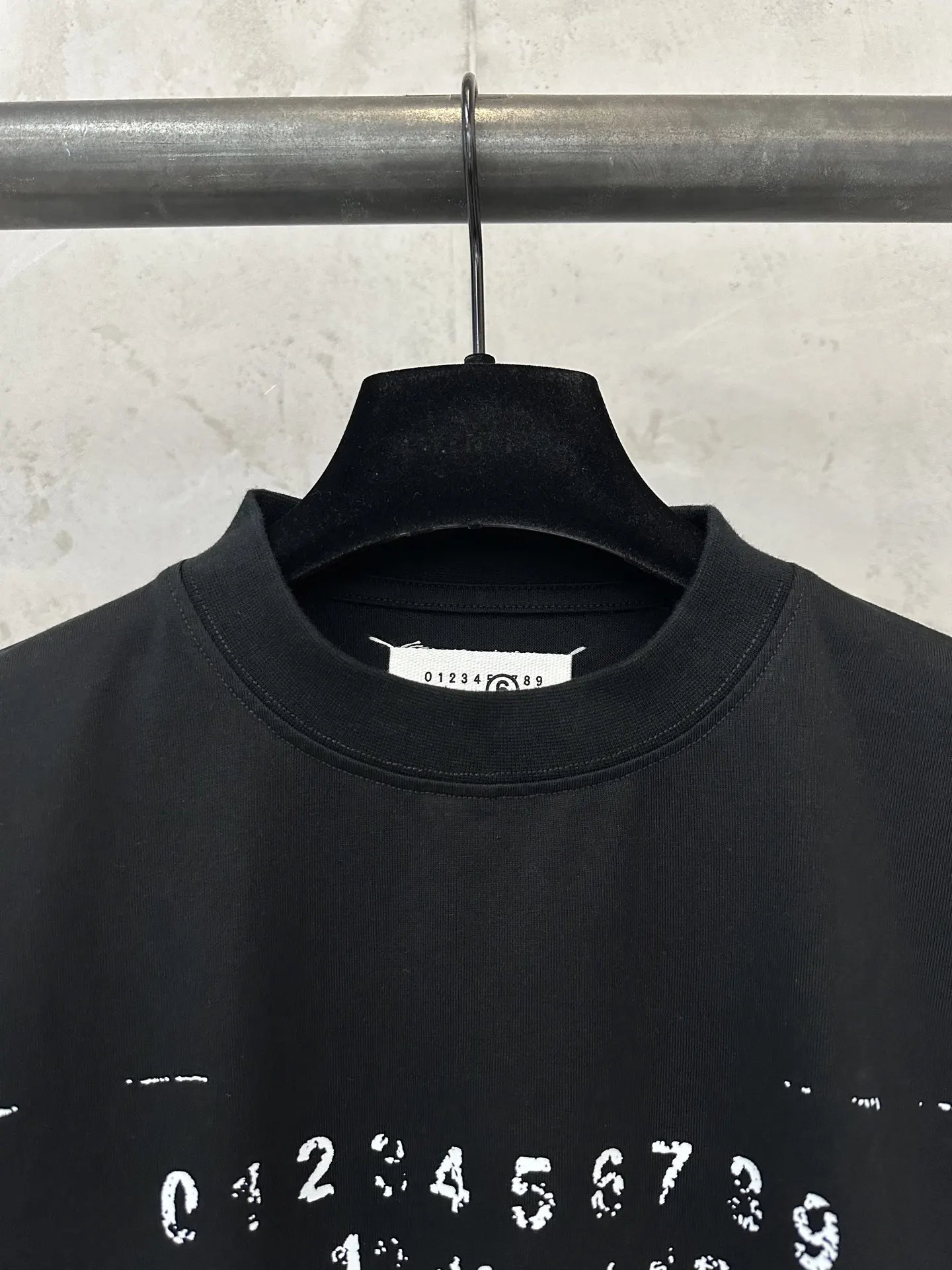 Maison Margiela Distorted Logo Print Sleeveless T-Shirt D16511334 — view 5