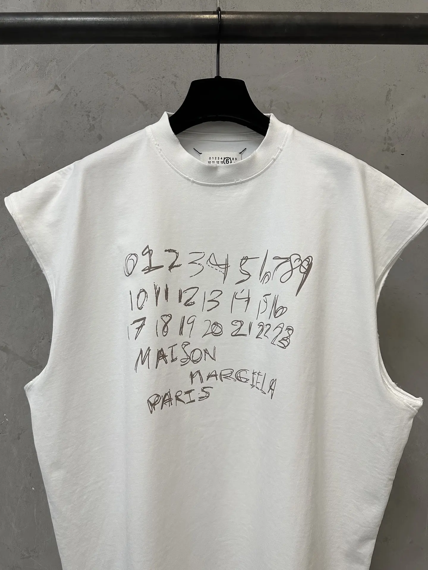 Numeric Logo Print Sleeveless T-Shirt D16011197 — view 3