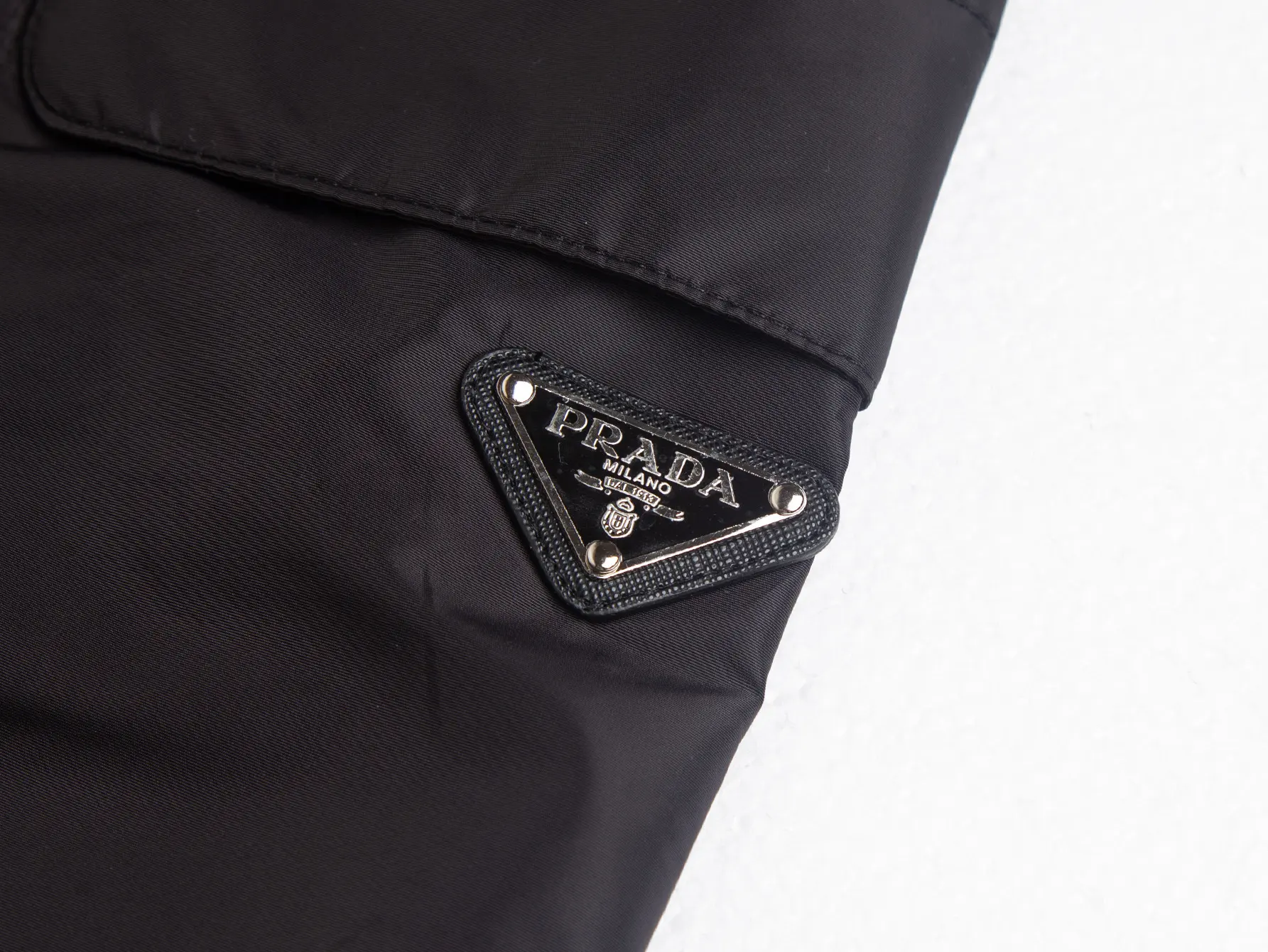Logo-Plaque Re-Nylon Cargo Shorts D17015814 — view 3