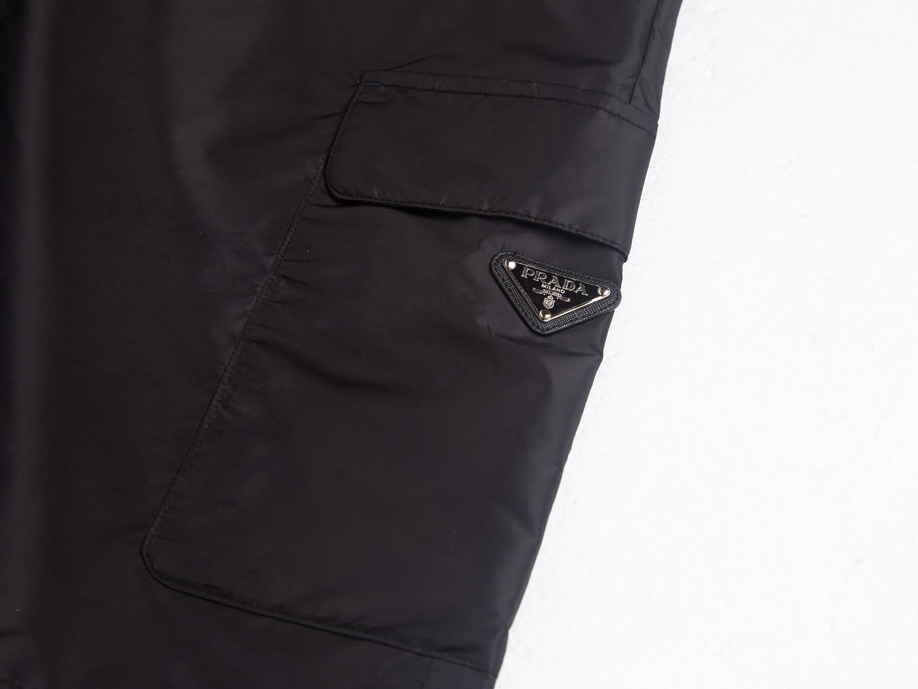 Logo-Plaque Re-Nylon Cargo Shorts D17015814 — view 6