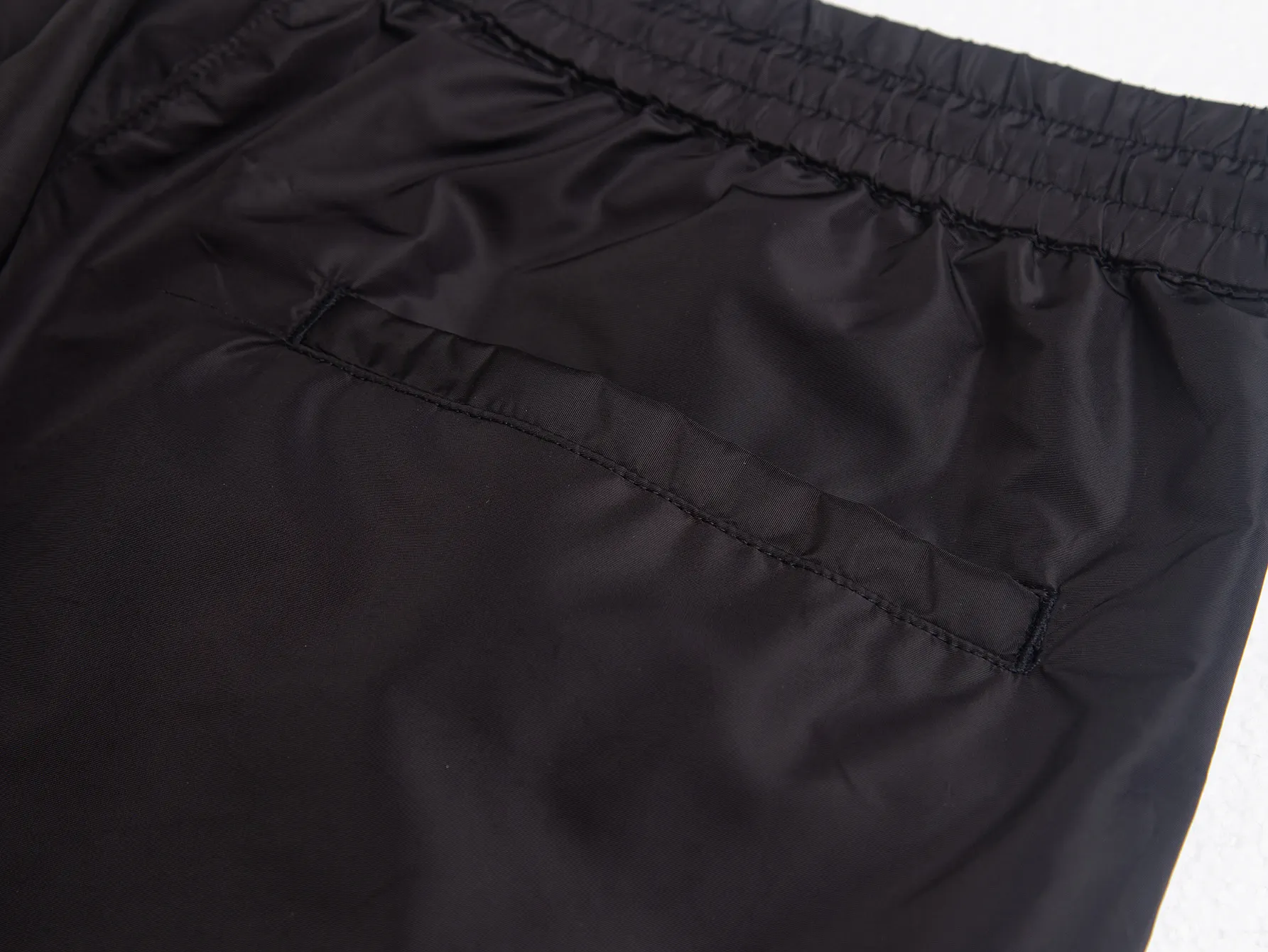 Logo-Plaque Re-Nylon Cargo Shorts D17015814 — view 7