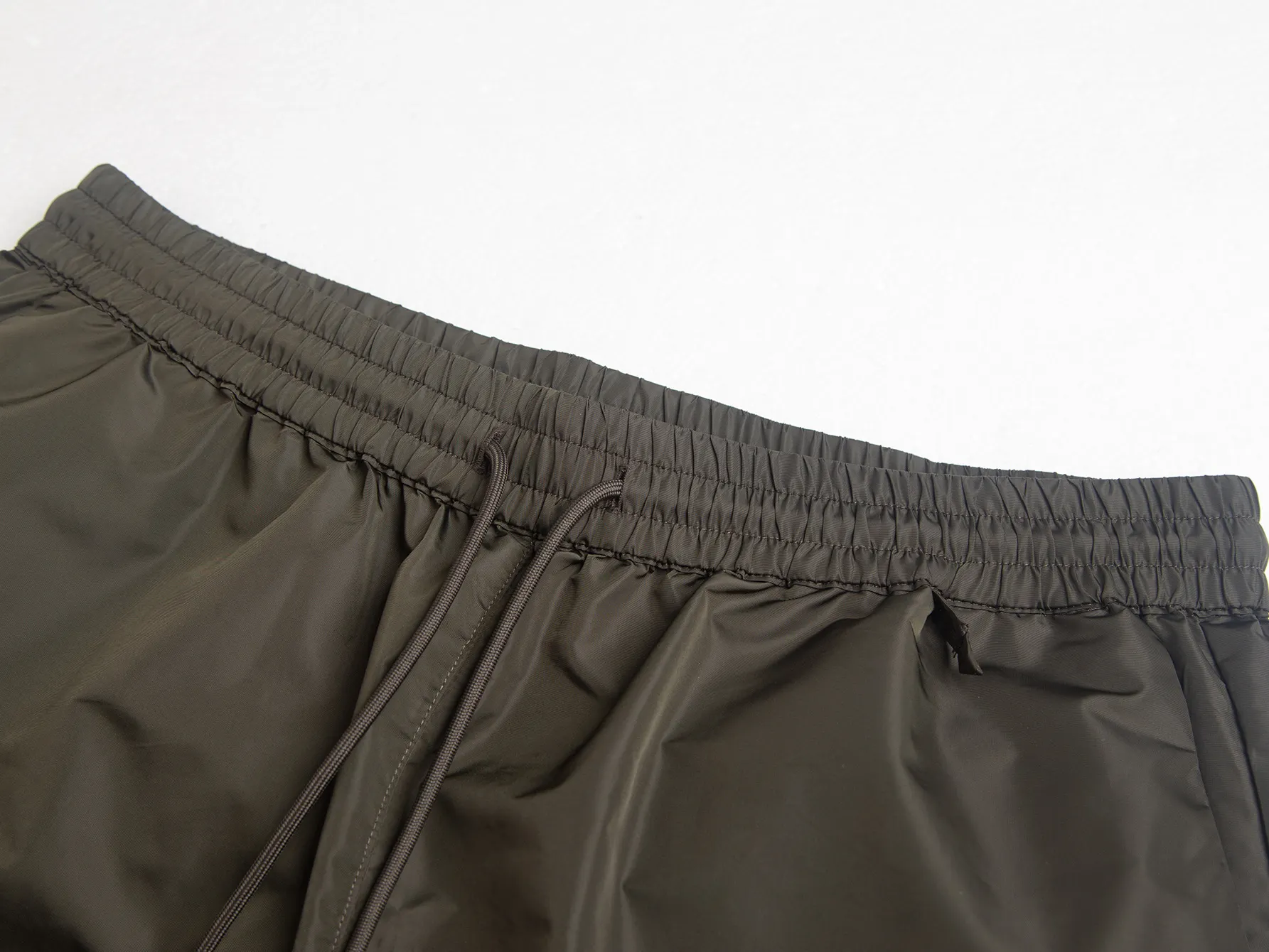 Logo-Appliquéd Re-Nylon Cargo Shorts D17015813 — view 6